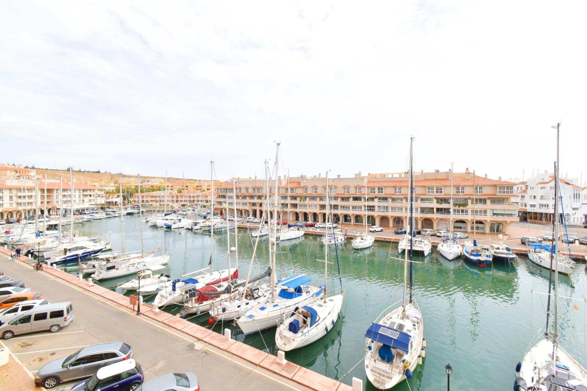 Inmueble espacioso con vistas al puerto deportivo