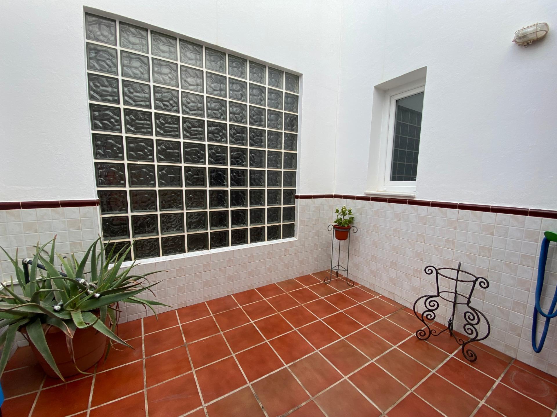 ESTUPENDA CASA SOBRE LOCAL EN PLENA AVENIDA DE ROQUETAS DE MAR