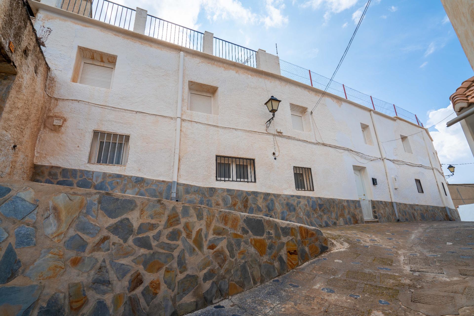 AMPLIA PROPIEDAD EN ABRUCENA – ESPACIO Y CONFORT PARA TU FAMILIA