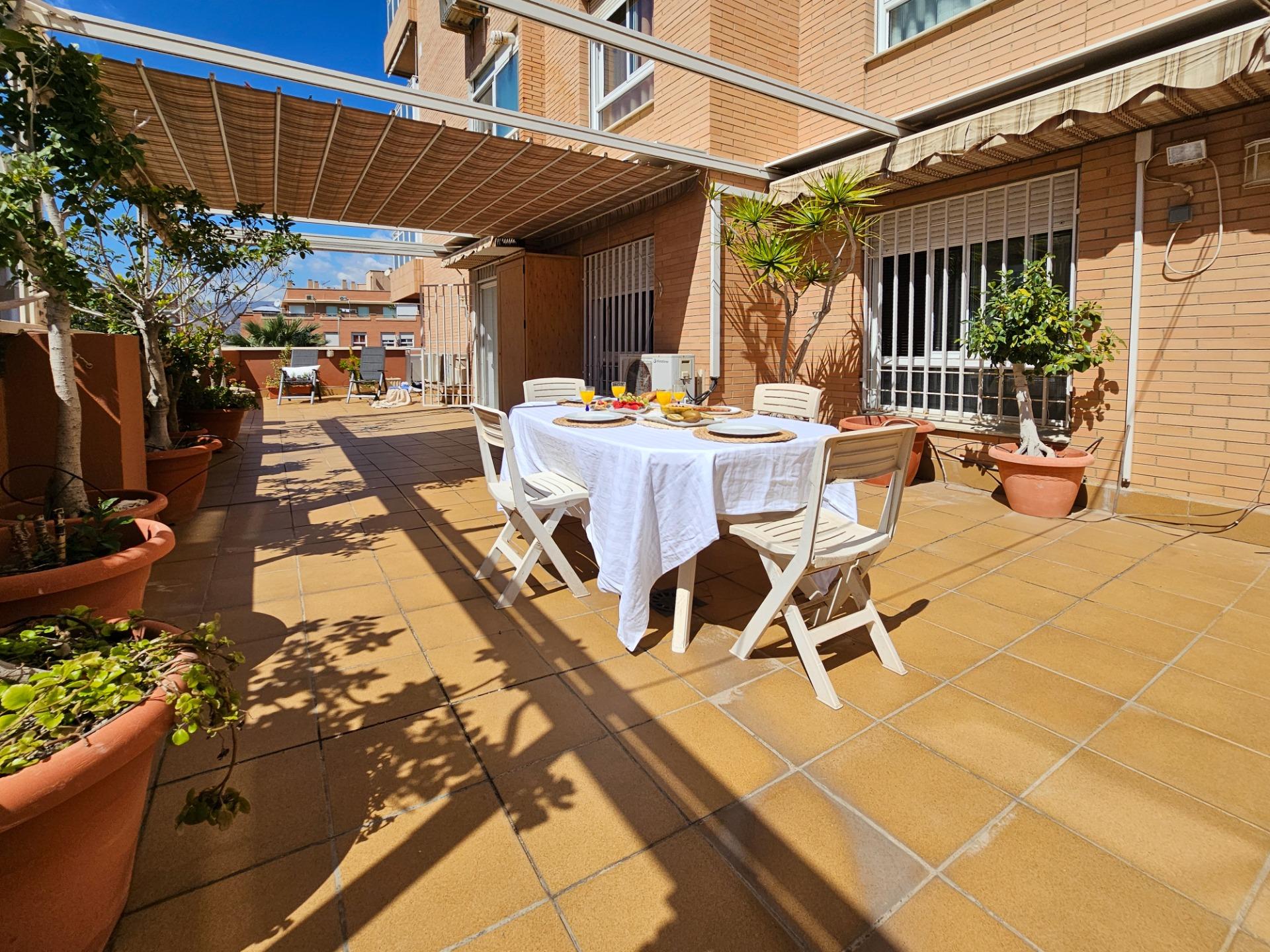 Piso con 60 m² de terraza para disfrutar del sol de Almería