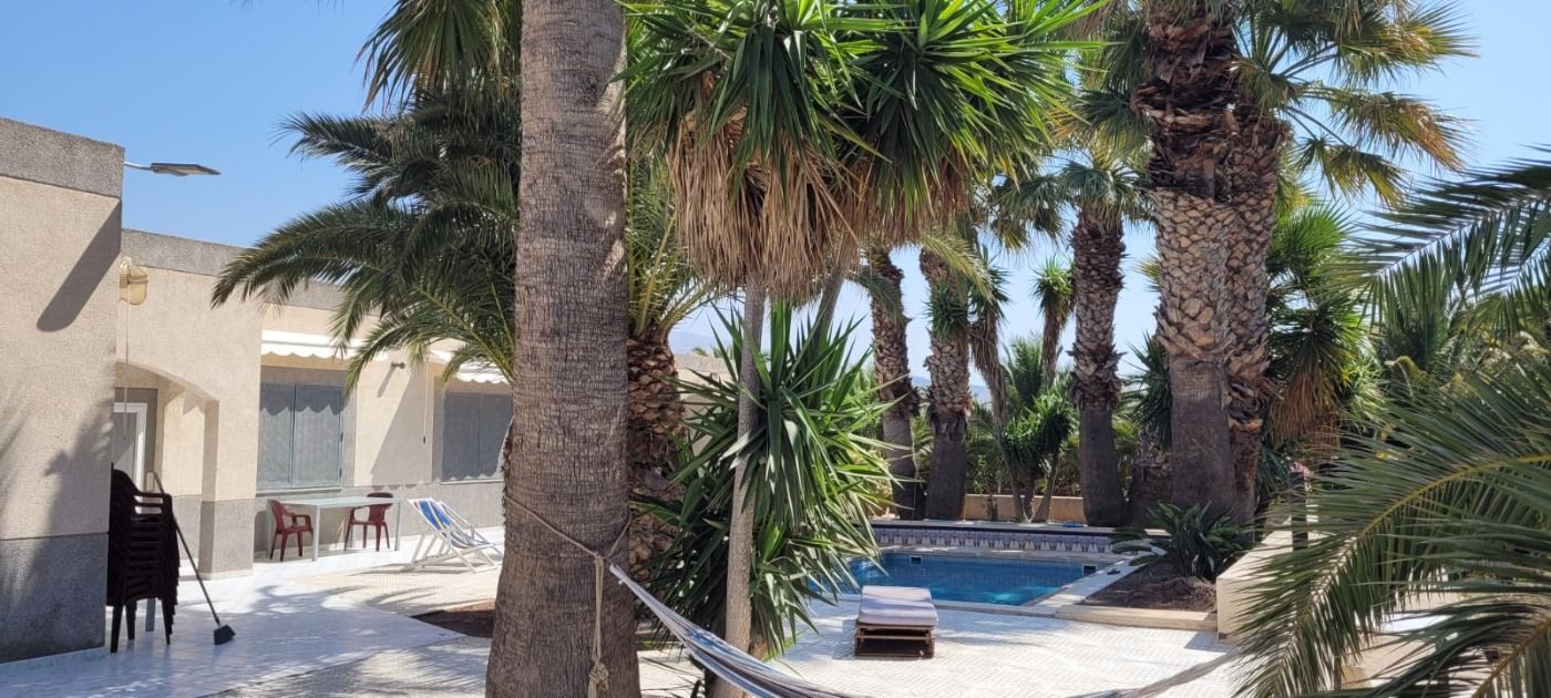 CHALET CON PISCINA EN ZONAS VERDES