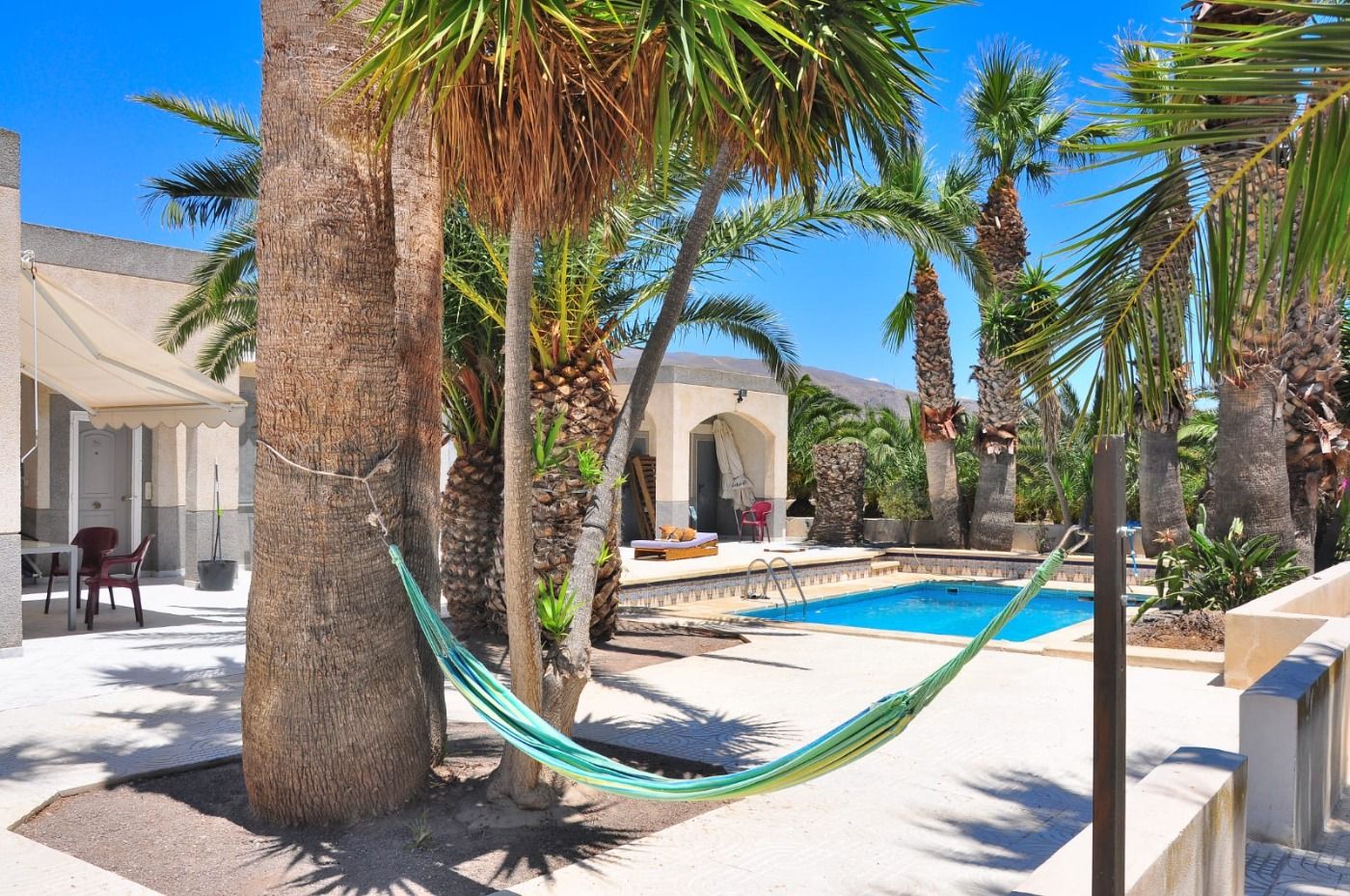CHALET CON PISCINA EN ZONAS VERDES