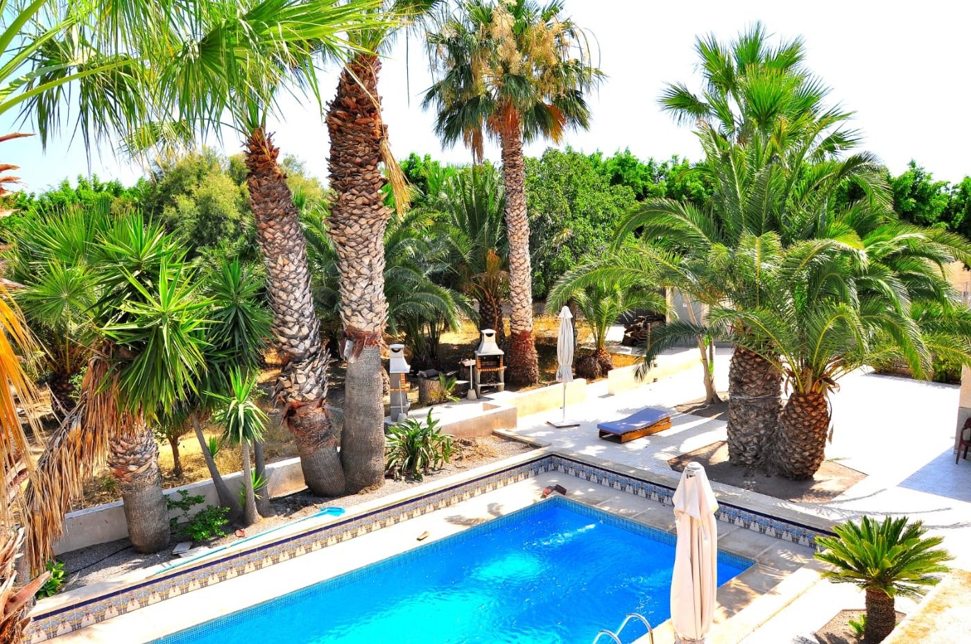 CHALET CON PISCINA EN ZONAS VERDES