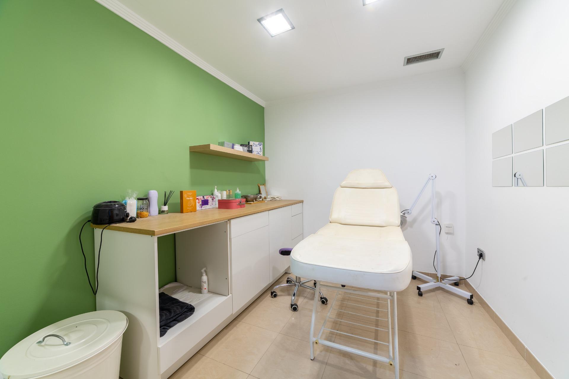 Local comercial listo para entrar y abrir negocio en zona comercial de La Gangosa