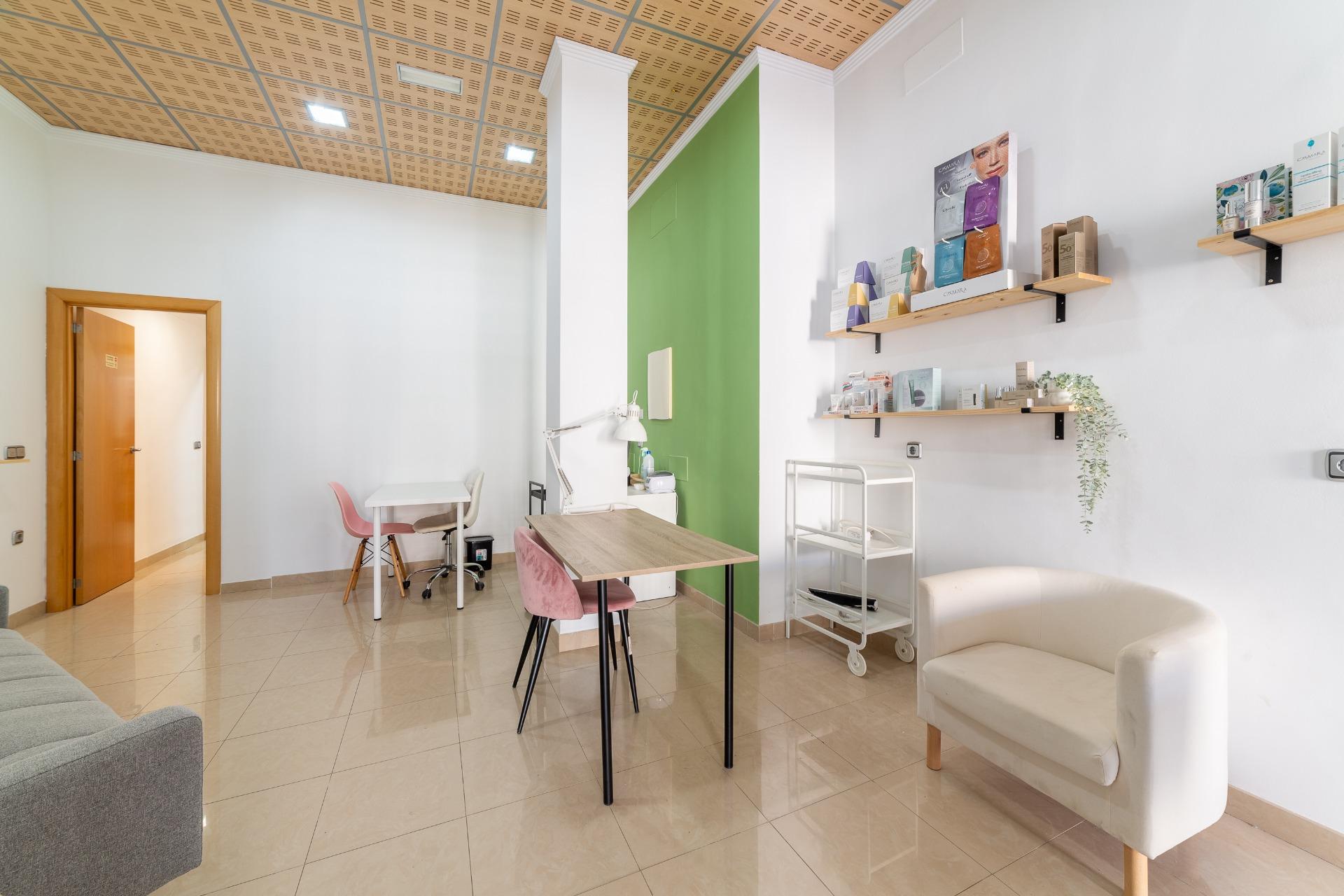 Local comercial listo para entrar y abrir negocio en zona comercial de La Gangosa