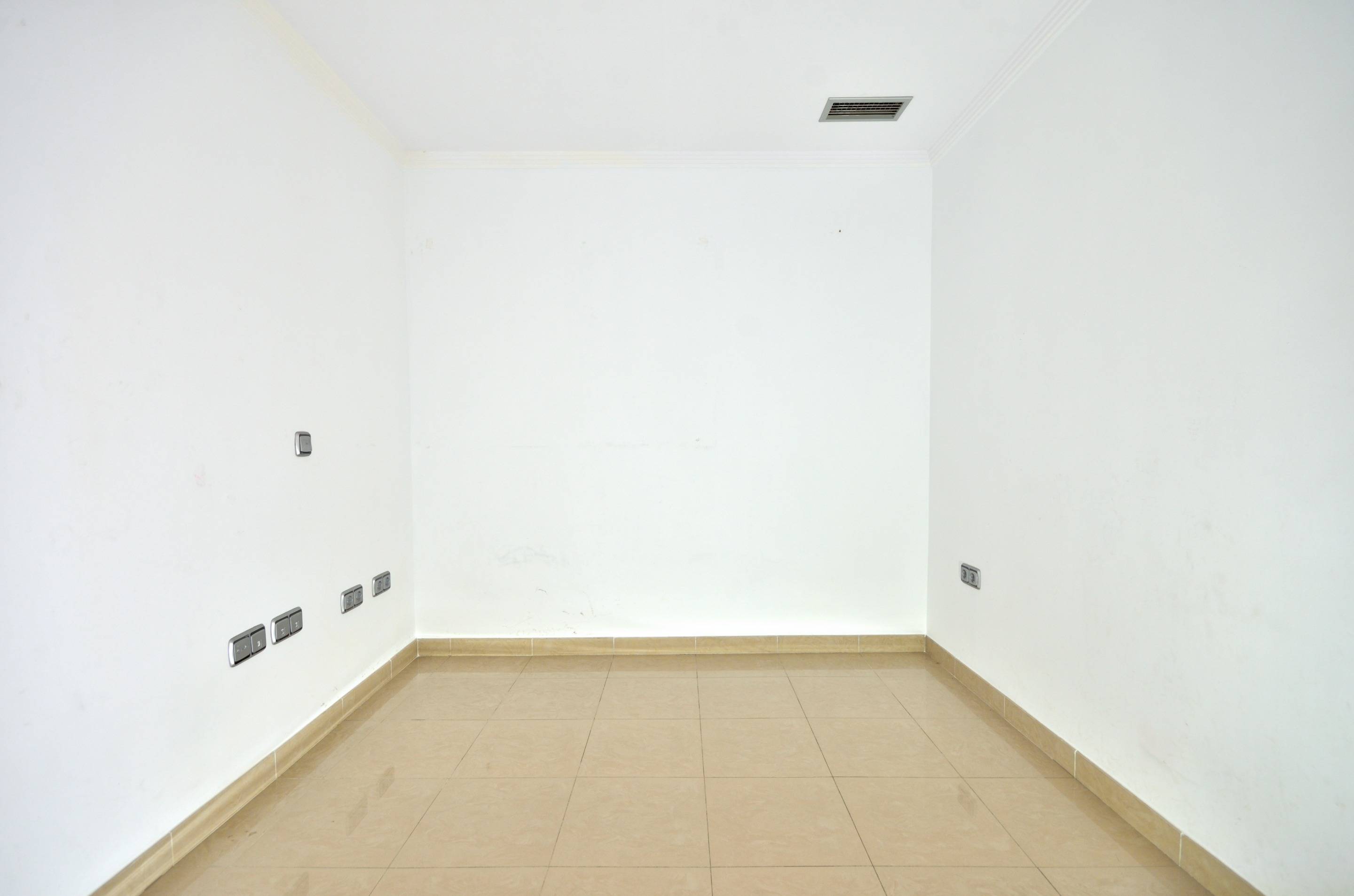 Local comercial listo para entrar y abrir negocio en zona comercial de La Gangosa