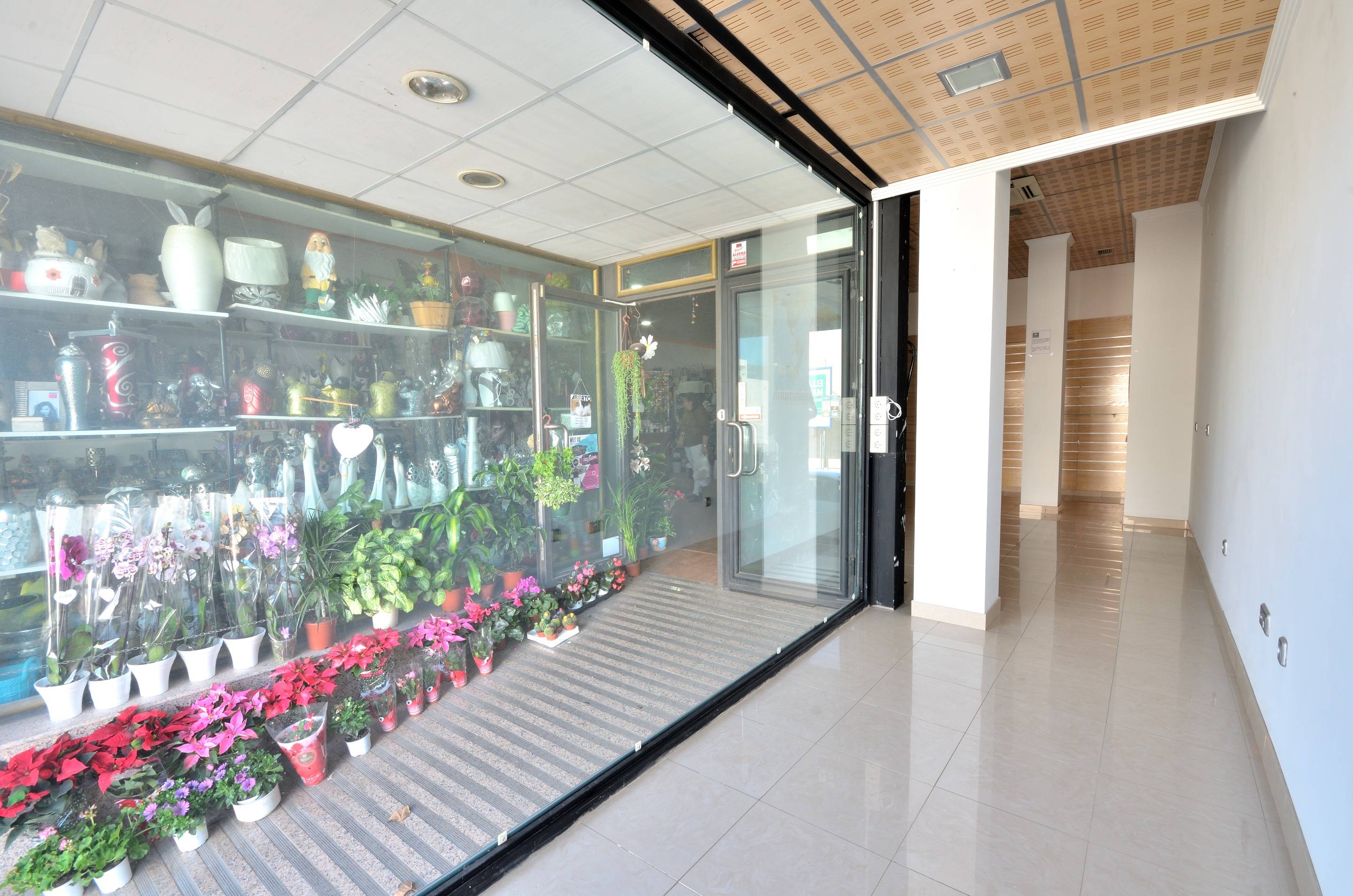Local comercial listo para entrar y abrir negocio en zona comercial de La Gangosa