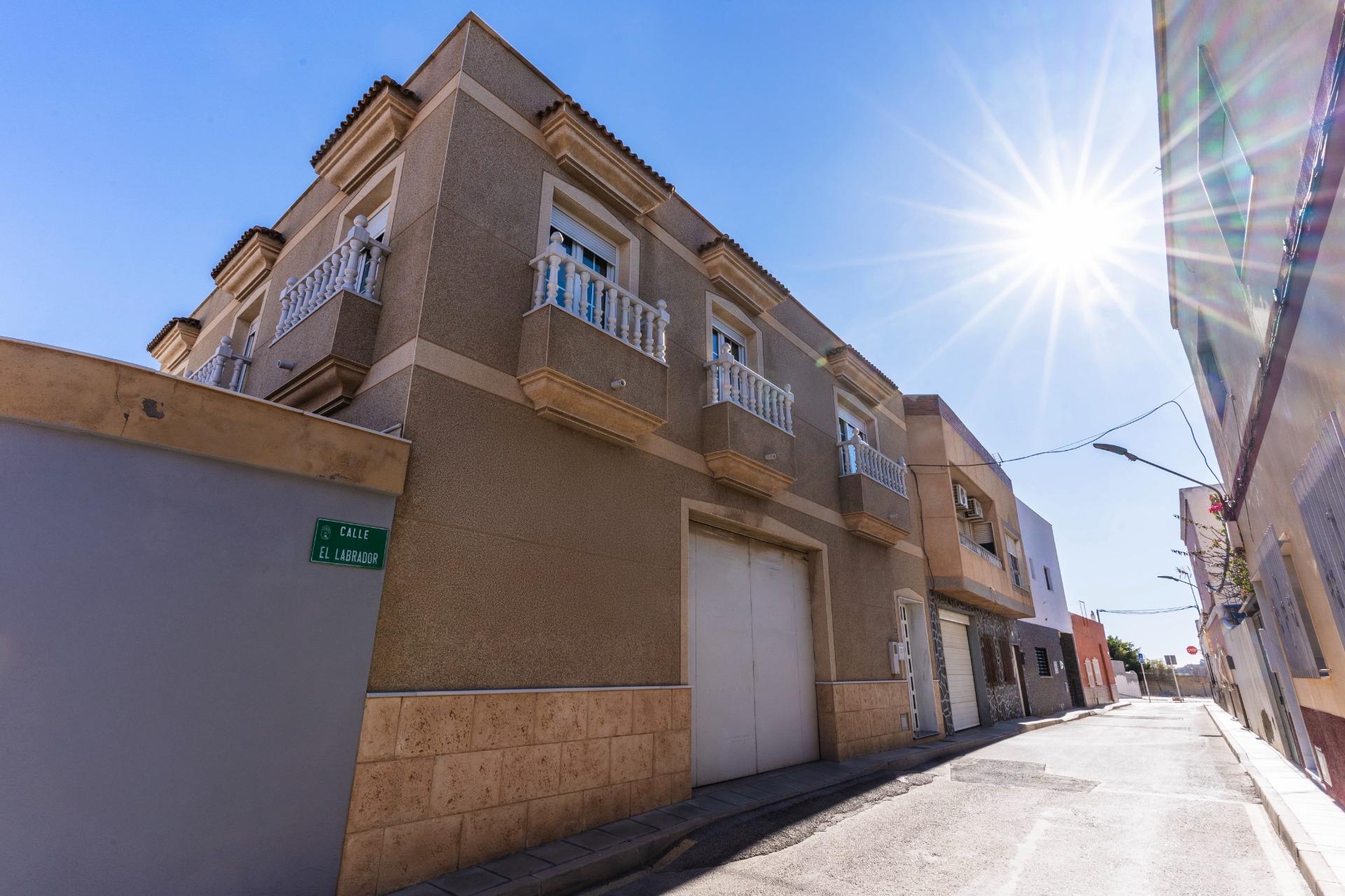 ¡Oportunidad única en Huércal de Almería! Tu hogar con ingresos extra (o negocio propio).