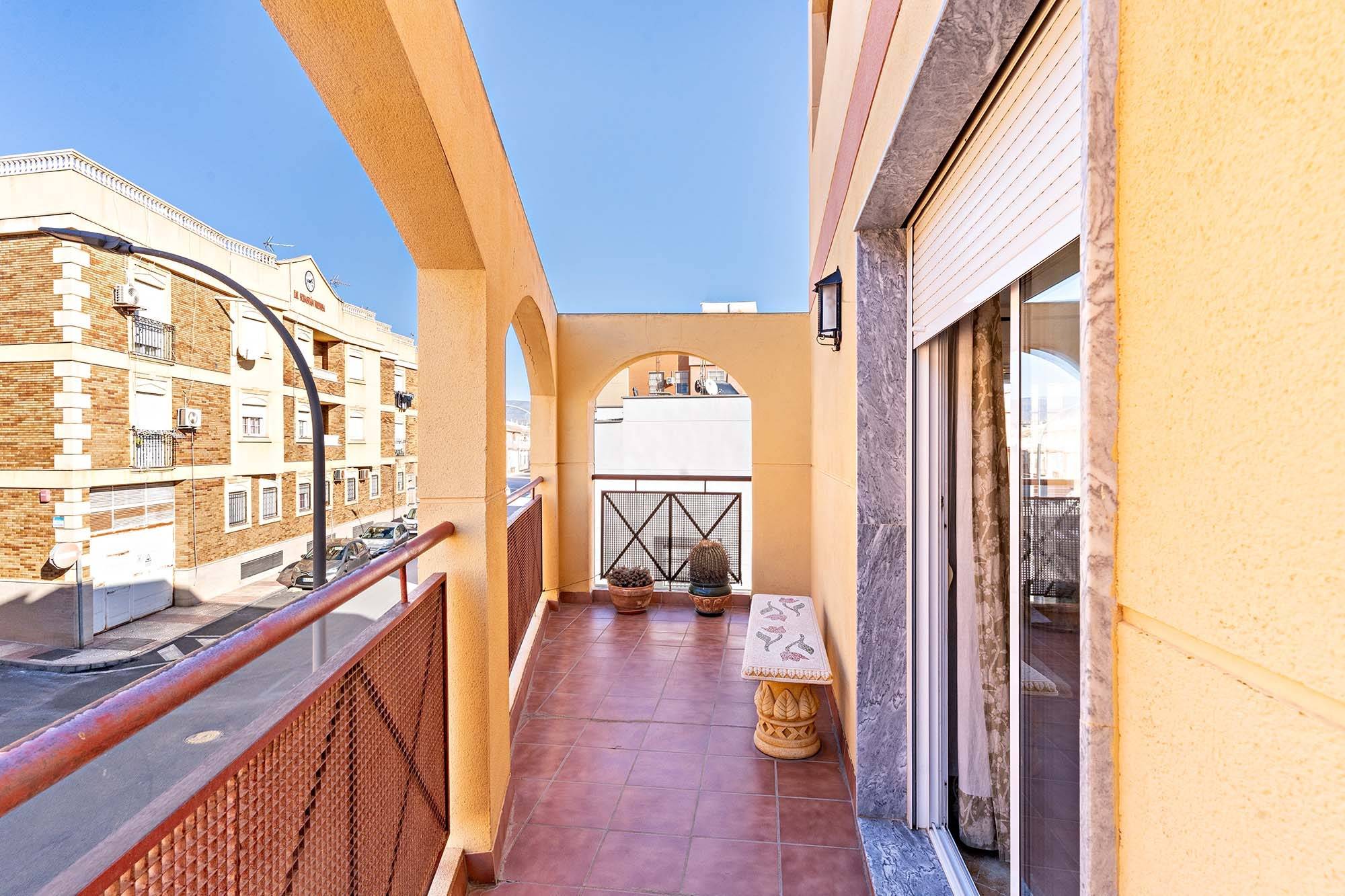 CASA SOBRE LOCAL EN VENTA EN C/ BISSAU ESQUINA C/ BANGKOK 4D 2B TERRAZAS COCHERAS