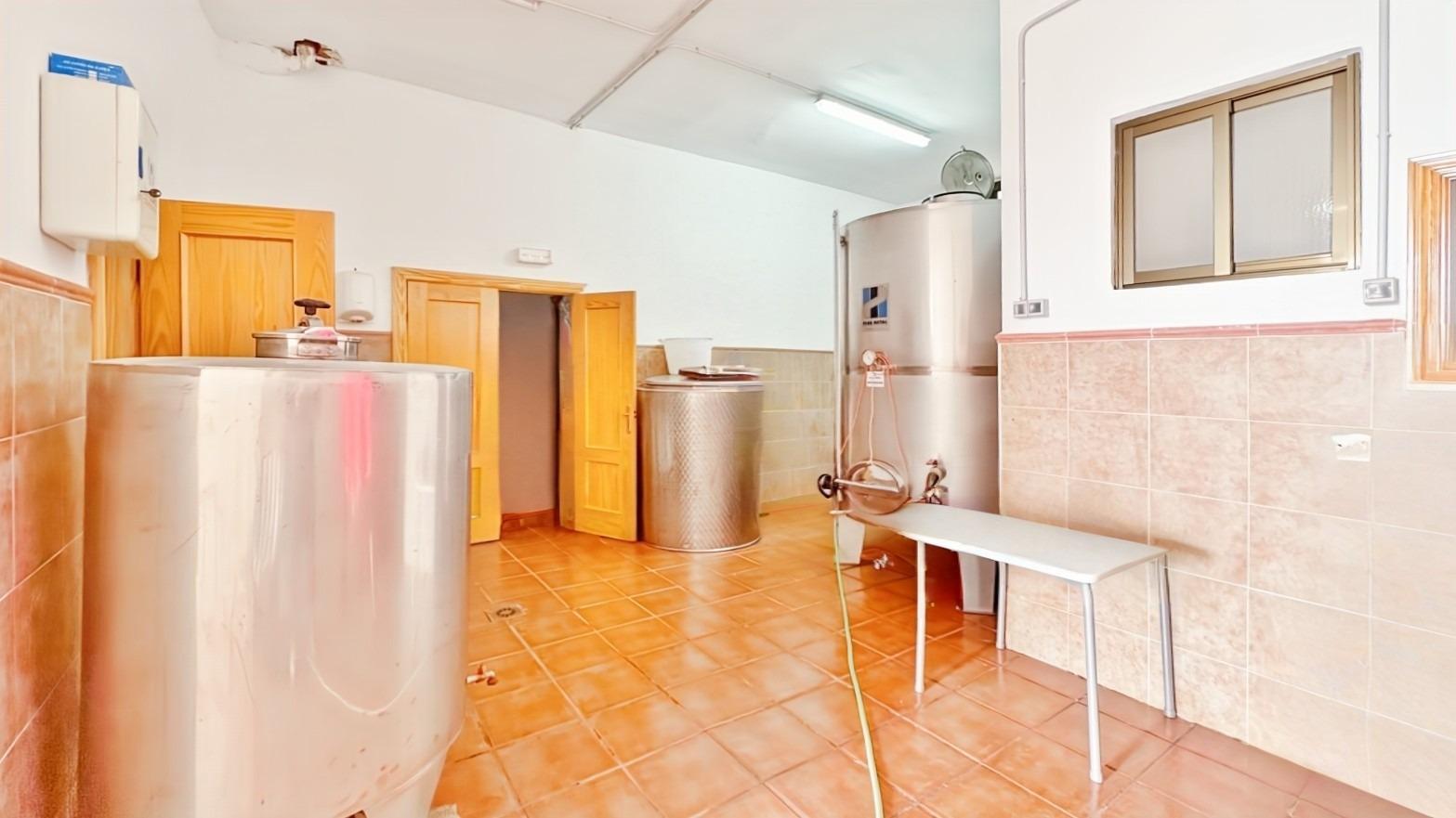 Venta  Almacén - Bodega en Laroles