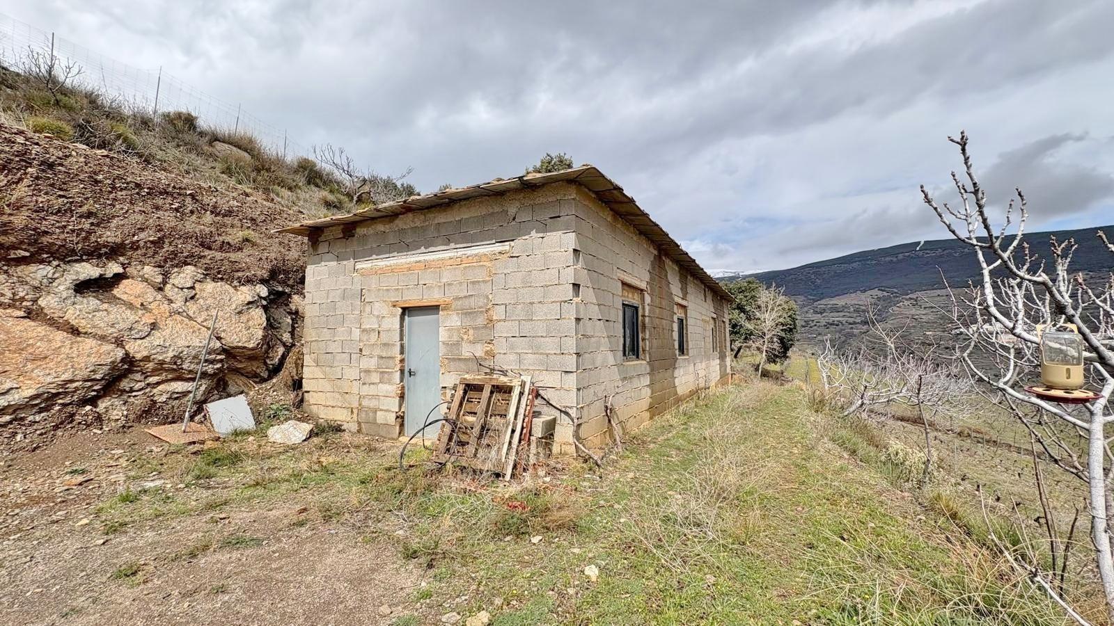 Venta de Finca con Almacén cerca de Laroles