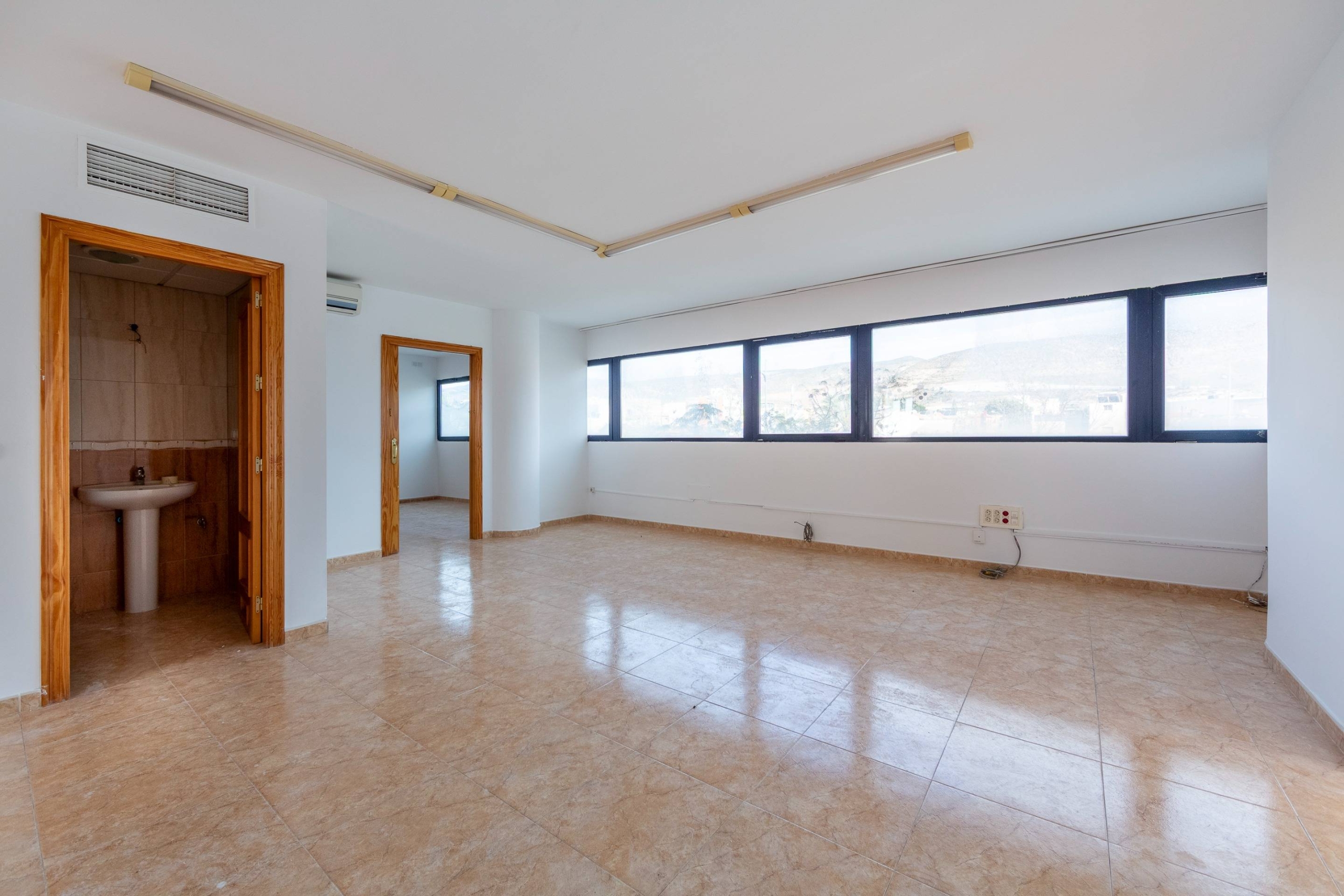 ¡EMPRENDE CON ÉXITO EN ESTAS OFICINAS EN LA GANGOSA!