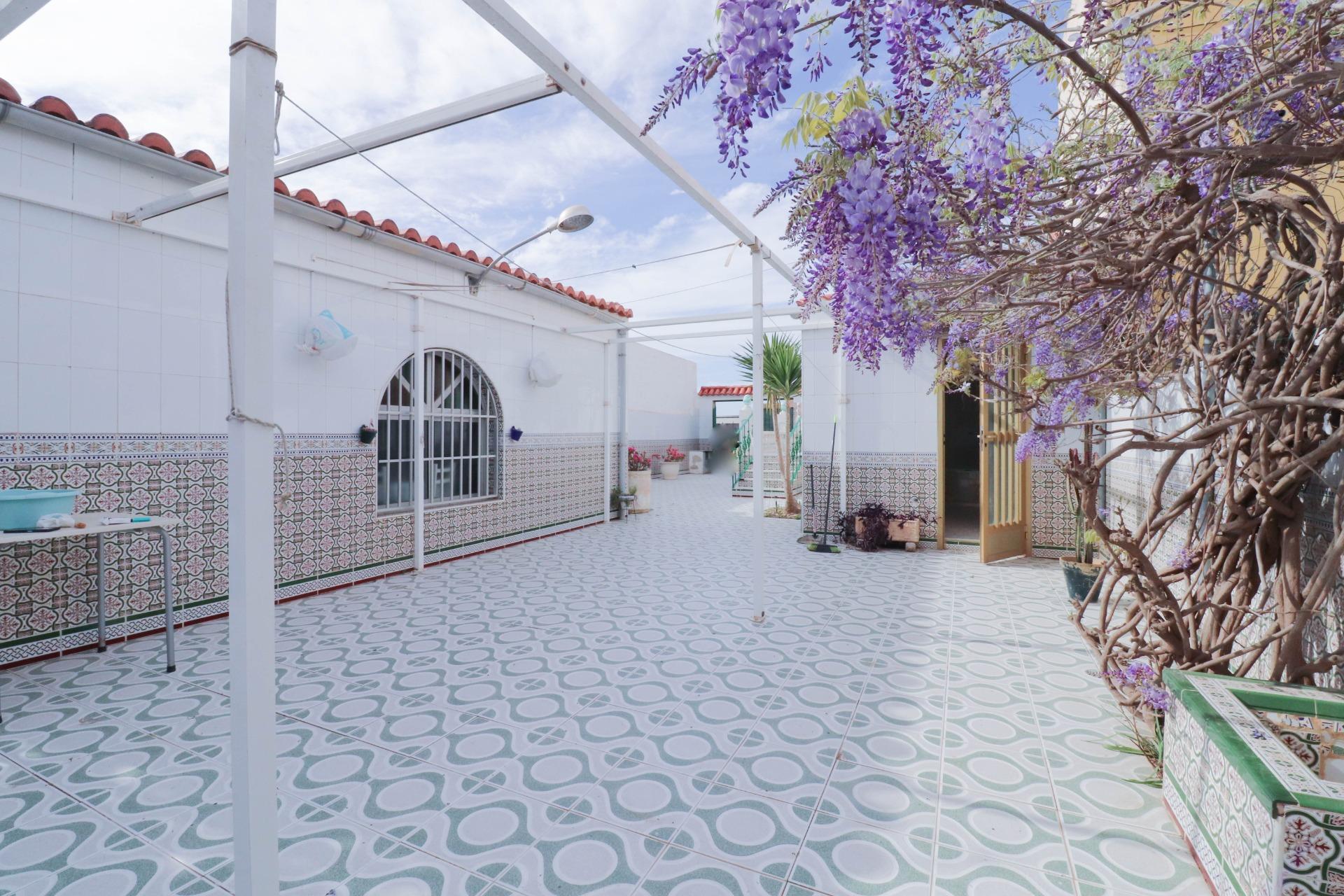 SE VENDE CASA CON  2 PARCELAS EN LOS GRILLOS