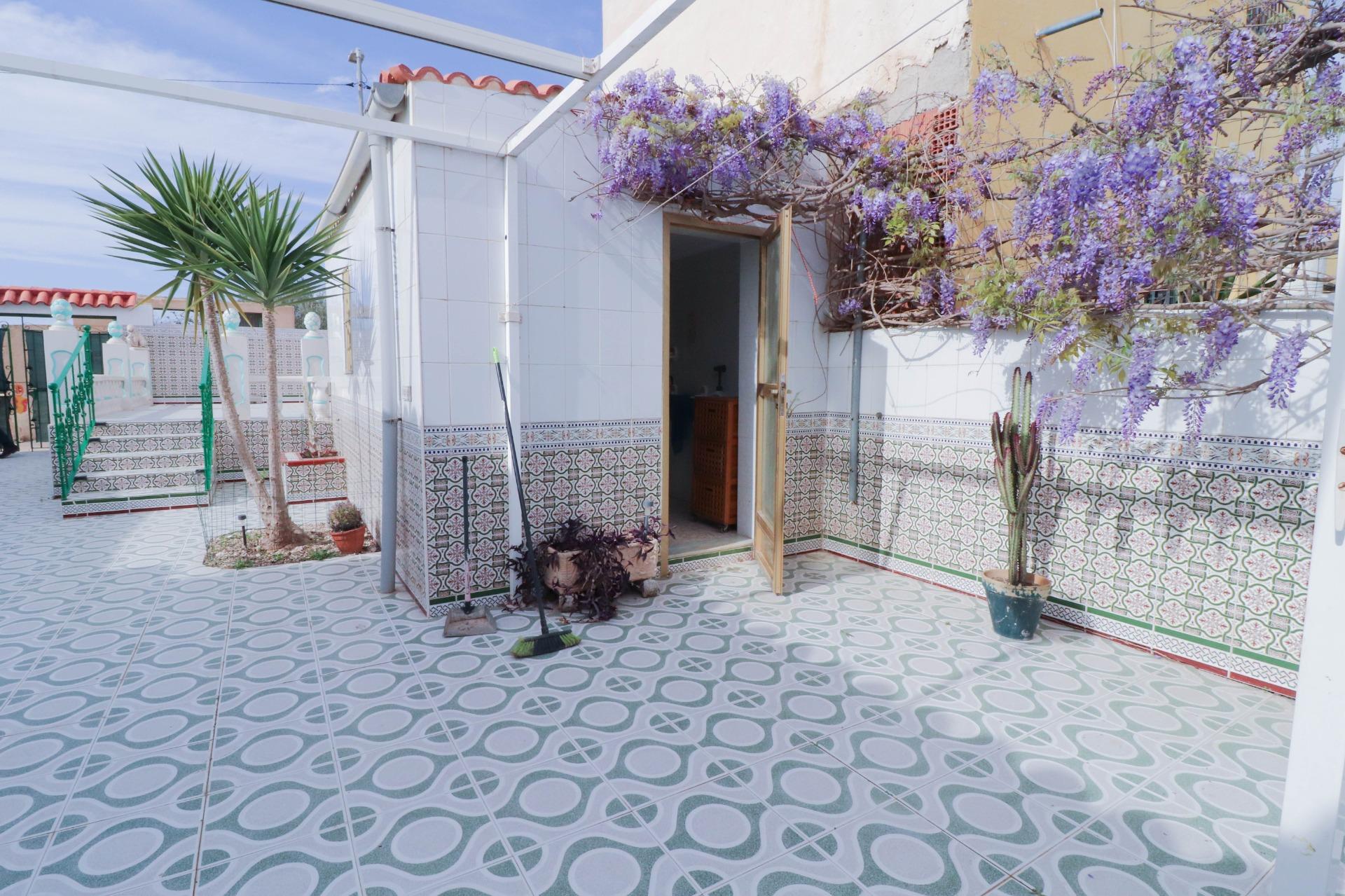 SE VENDE CASA CON  2 PARCELAS EN LOS GRILLOS