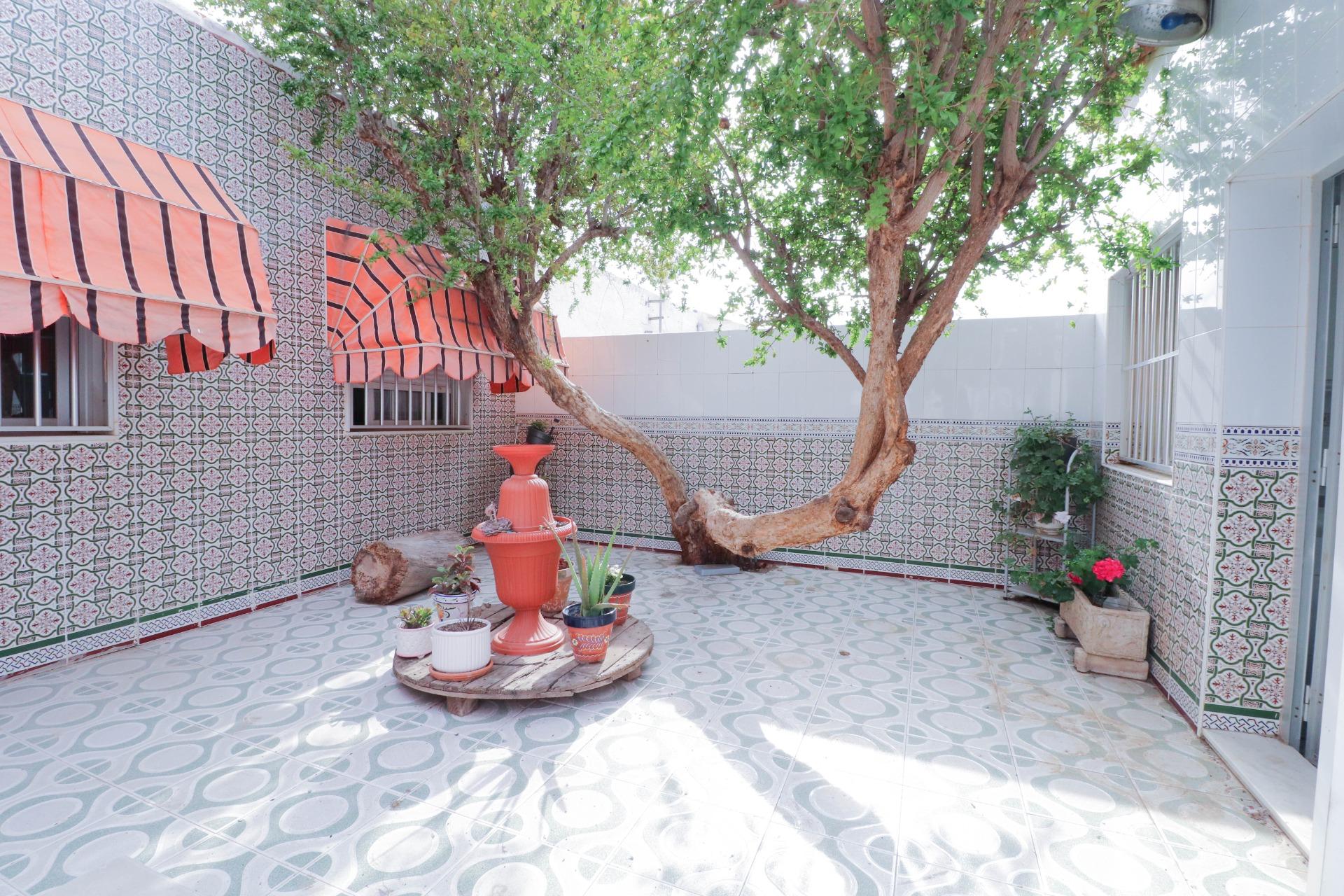 SE VENDE CASA CON  2 PARCELAS EN LOS GRILLOS