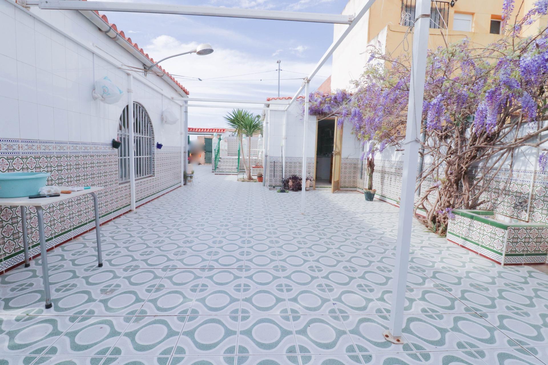 SE VENDE CASA CON  2 PARCELAS EN LOS GRILLOS