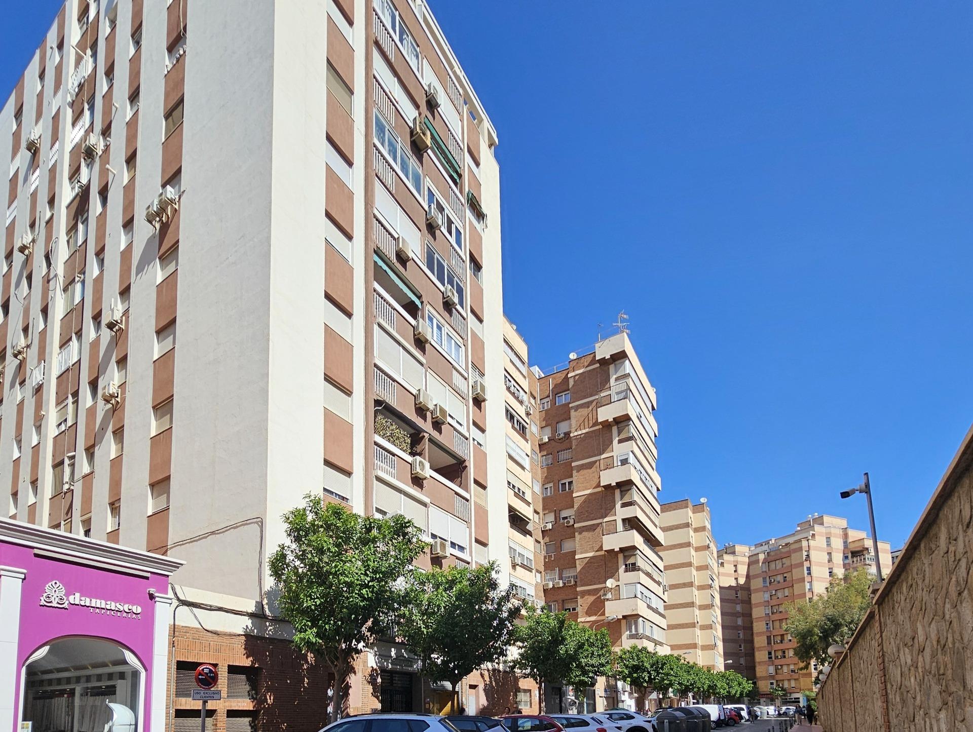 Inversión estratégica en el centro de Almería: Nuda propiedad con vistas y potencial excepcional