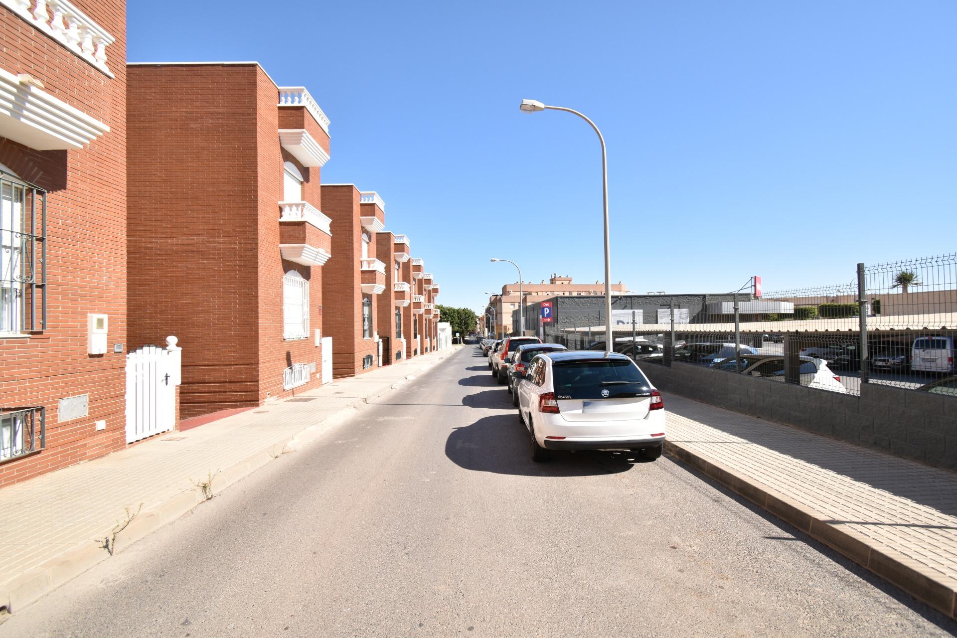 ¡¡SOLAR DE 94 METROS EN EL EJIDO - ZONA LAIMUND!!