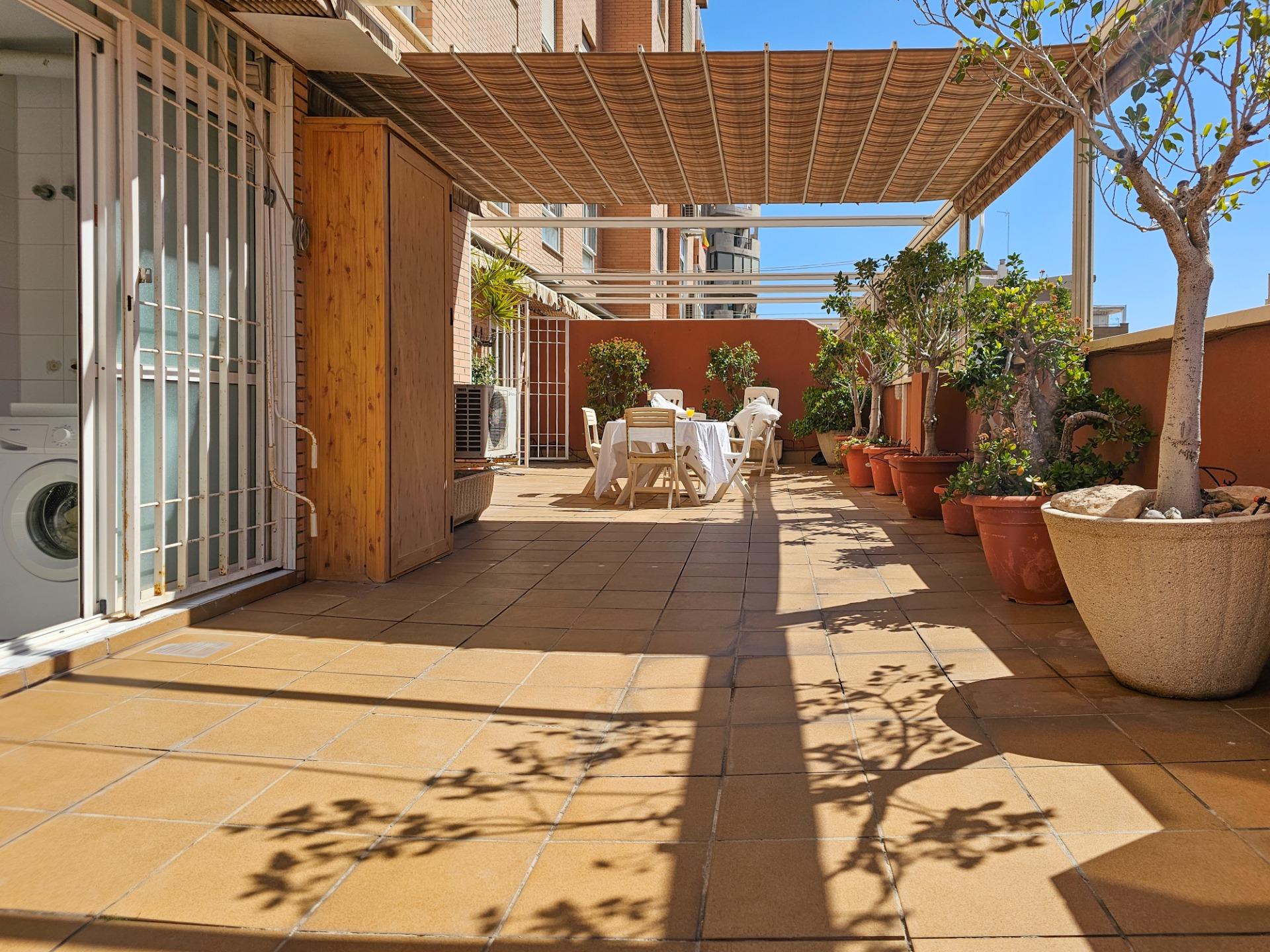 Piso con 60 m² de terraza para disfrutar del sol de Almería