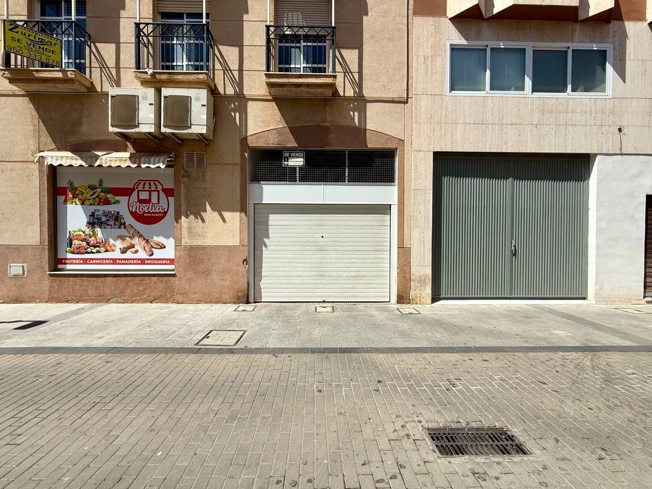 Cochera y Trastero en venta en el Centro de Roquetas de Mar