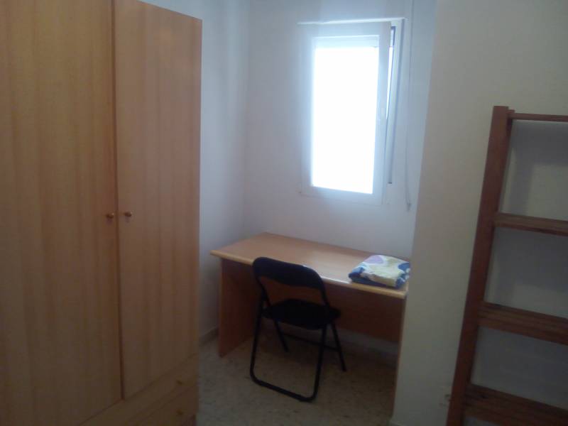 SE ALQUILA PISO DE CUATRO HABITACIONES PARA ESTUDIANTES