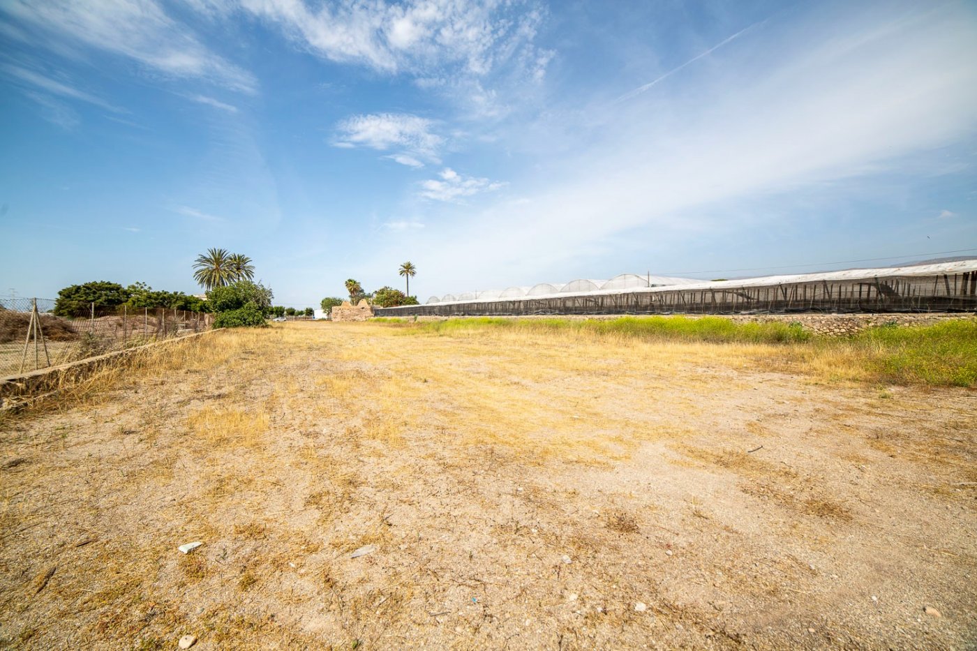 Suelo urbano sin edificar de 7.500 m2 en Los Parrales cerca del Camping de Aguadulce.