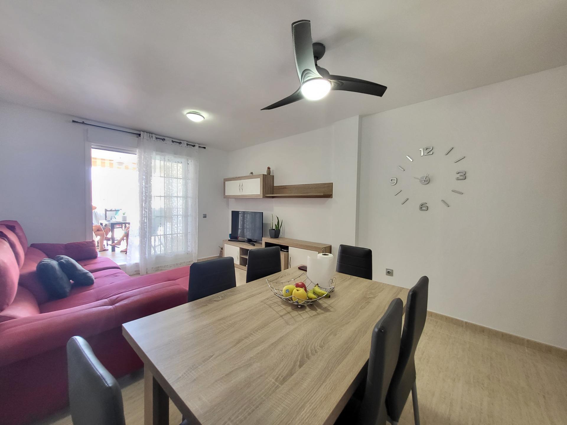 SE ALQUILA PISO  DE 2 HABITACIONES EN ZONA TOYO