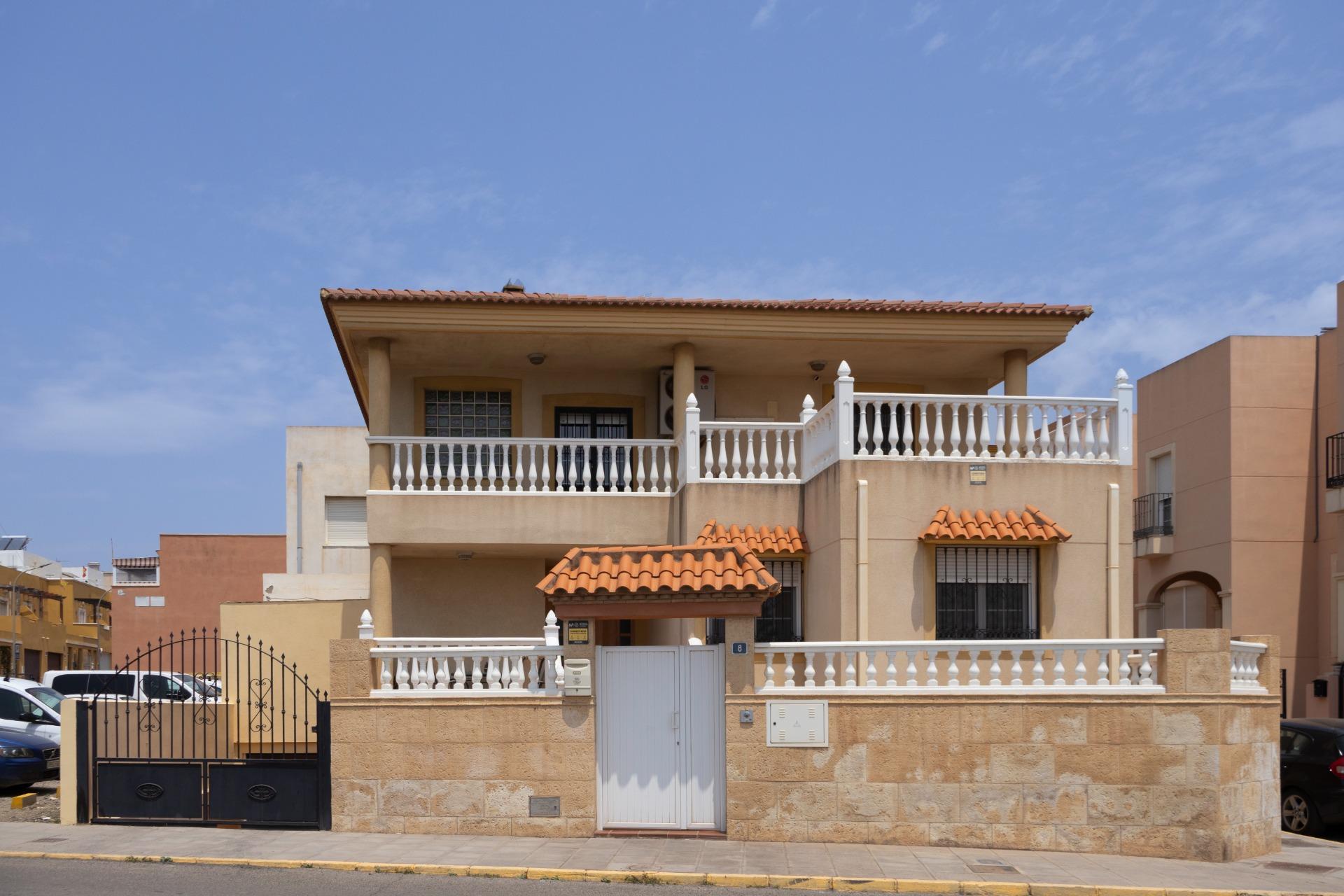 Exclusivo Chalet de ensueño en Pechina: espacio