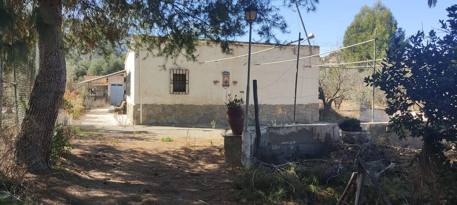 Se vende Casa con Terreno en Alhabía