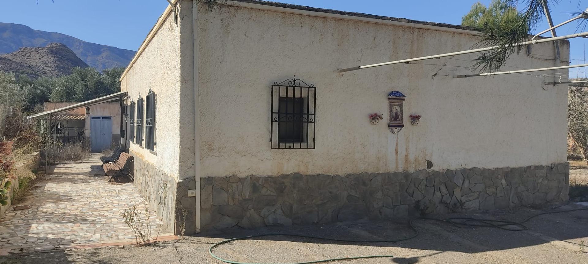Se vende Casa con Terreno en Alhabía