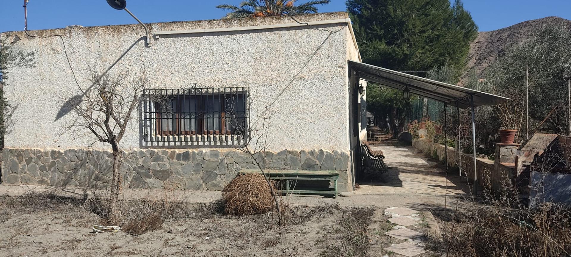 Se vende Casa con Terreno en Alhabía