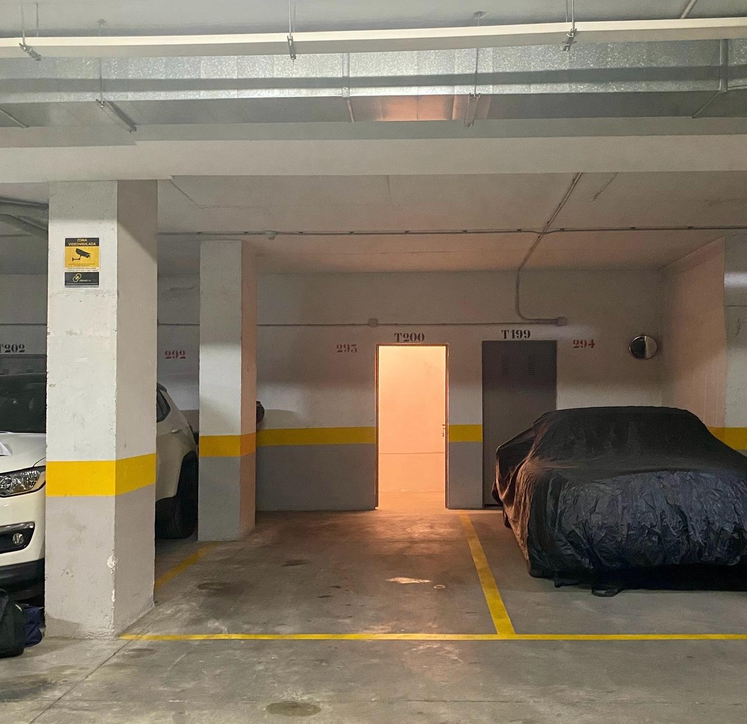 ¡Oportunidad Única! Venta Conjunta de Trastero y Garaje en Almería