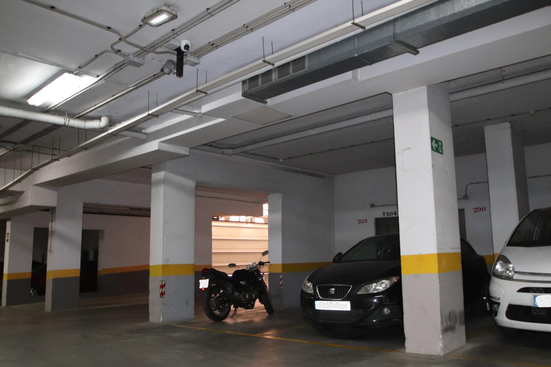 ¡Oportunidad Única! Venta Conjunta de Trastero y Garaje en Almería
