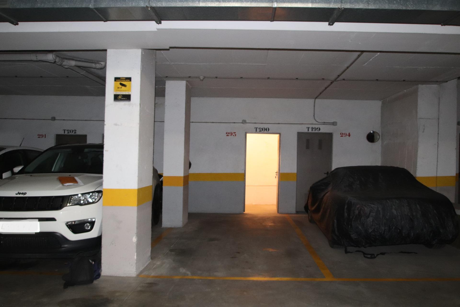 ¡Oportunidad Única! Venta Conjunta de Trastero y Garaje en Almería