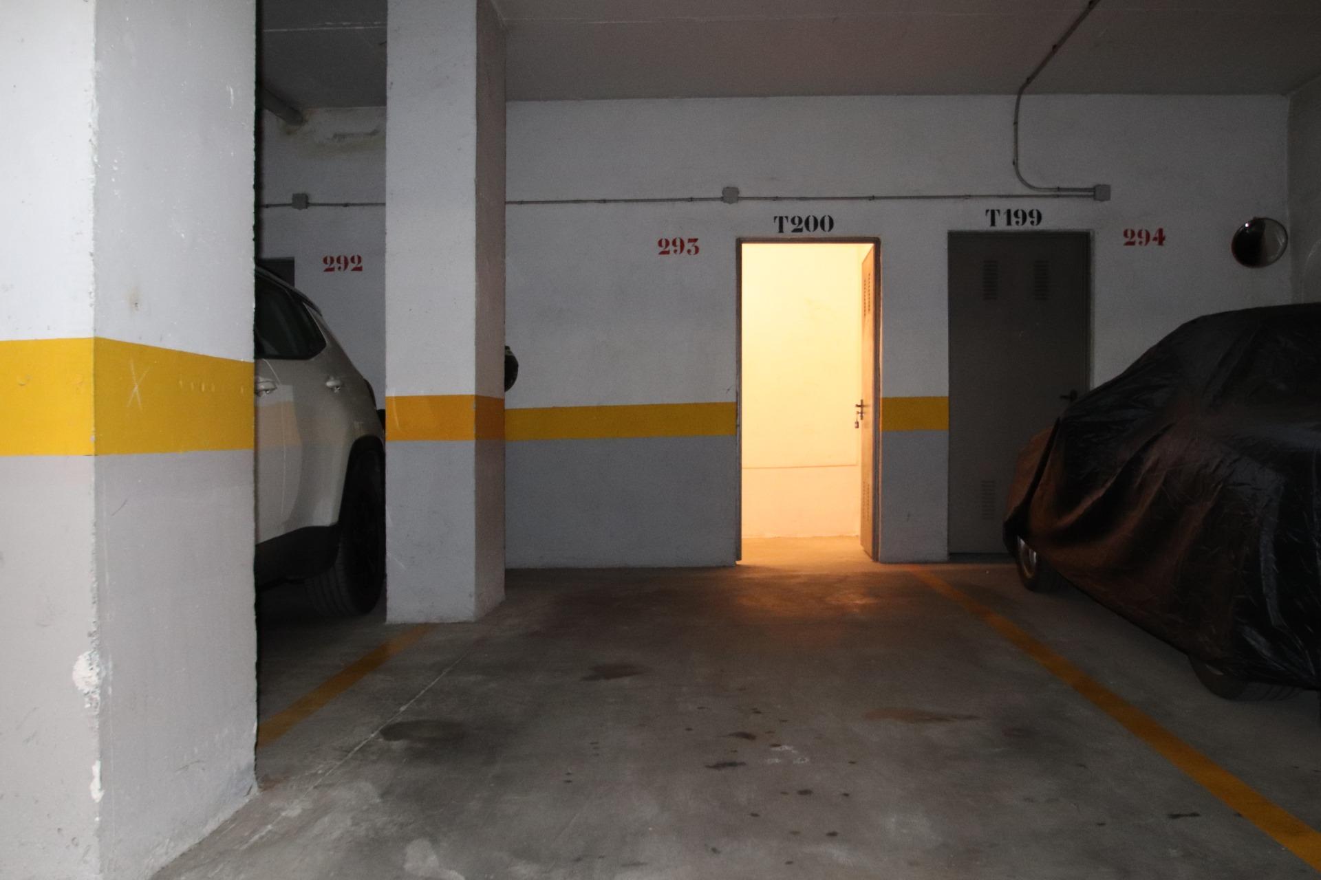 ¡Oportunidad Única! Venta Conjunta de Trastero y Garaje en Almería