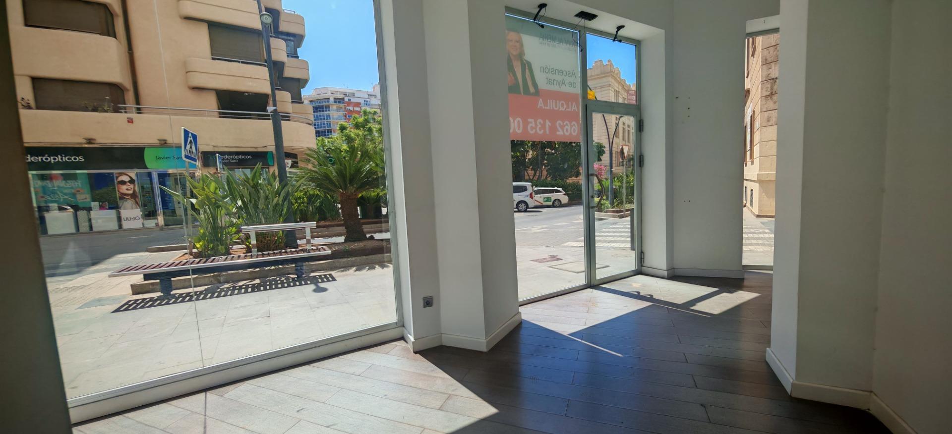 Local céntrico en alquiler en Almería