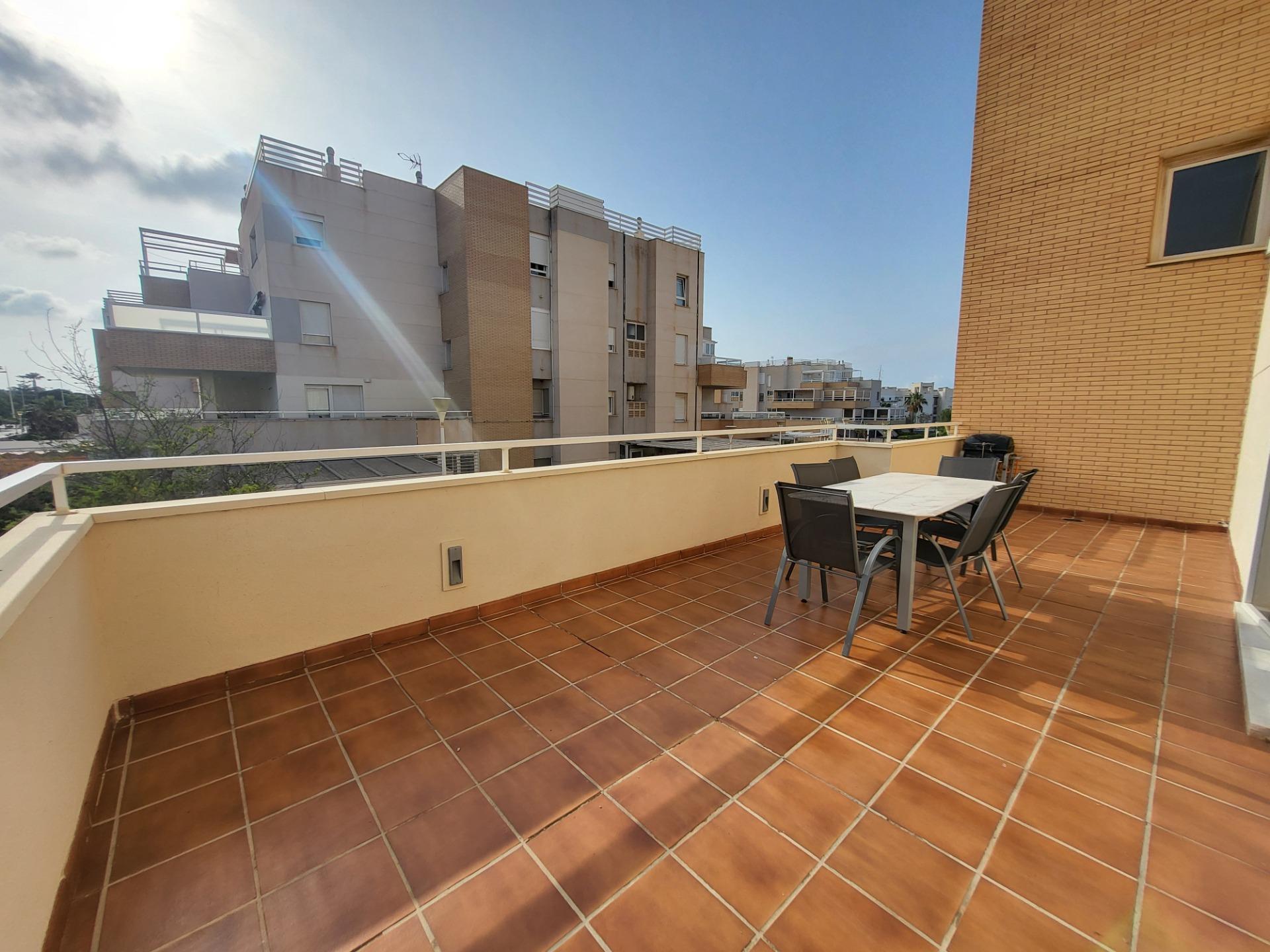 SE ALQUILA PISO DE 3 HABITACIONES TEMPORADA ESCOLAR  EN EL TOYO
