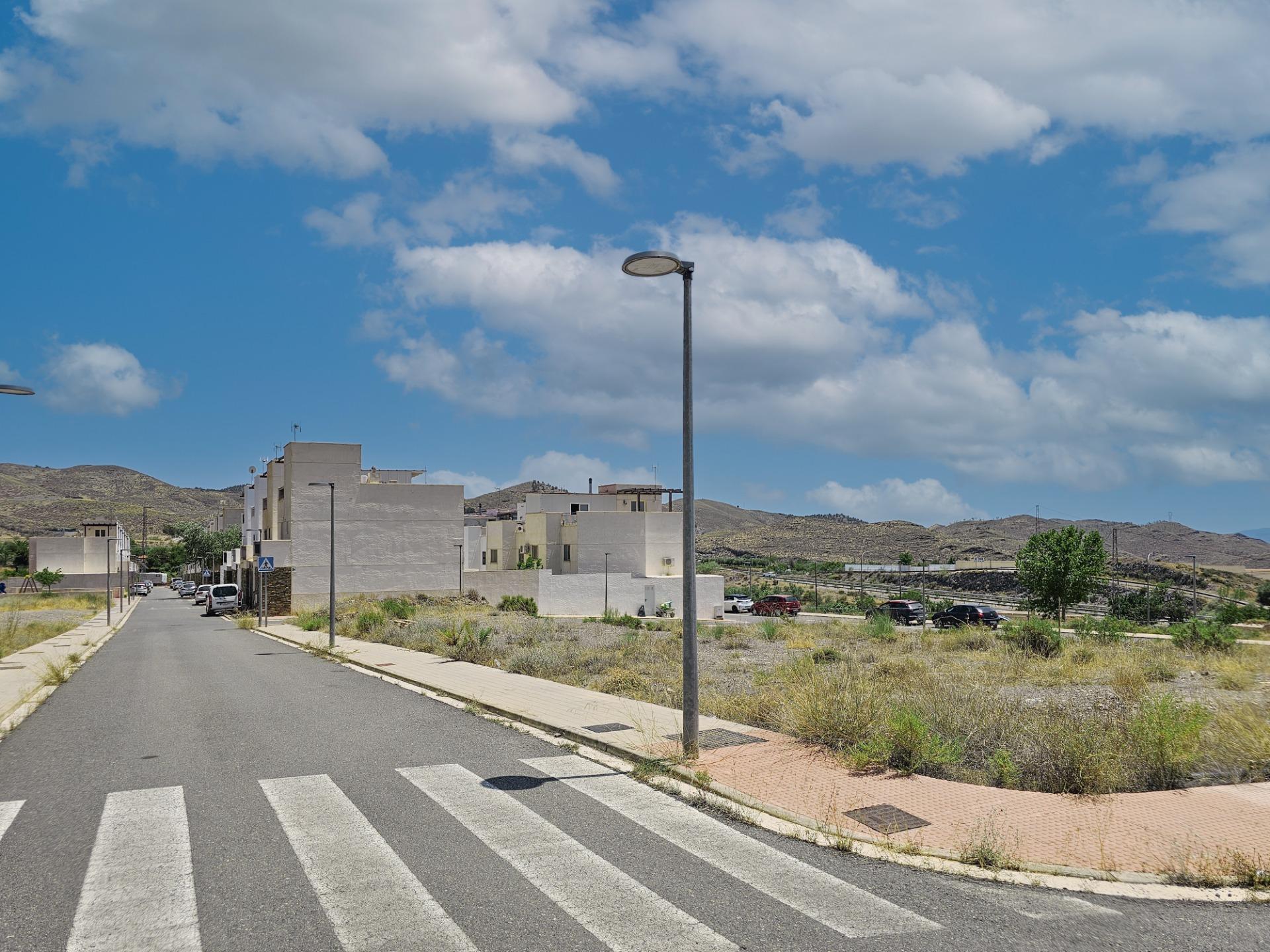 Último solar exclusivo en urbanización consolidada en Gérgal. ¡Diseña la casa de tus sueños!