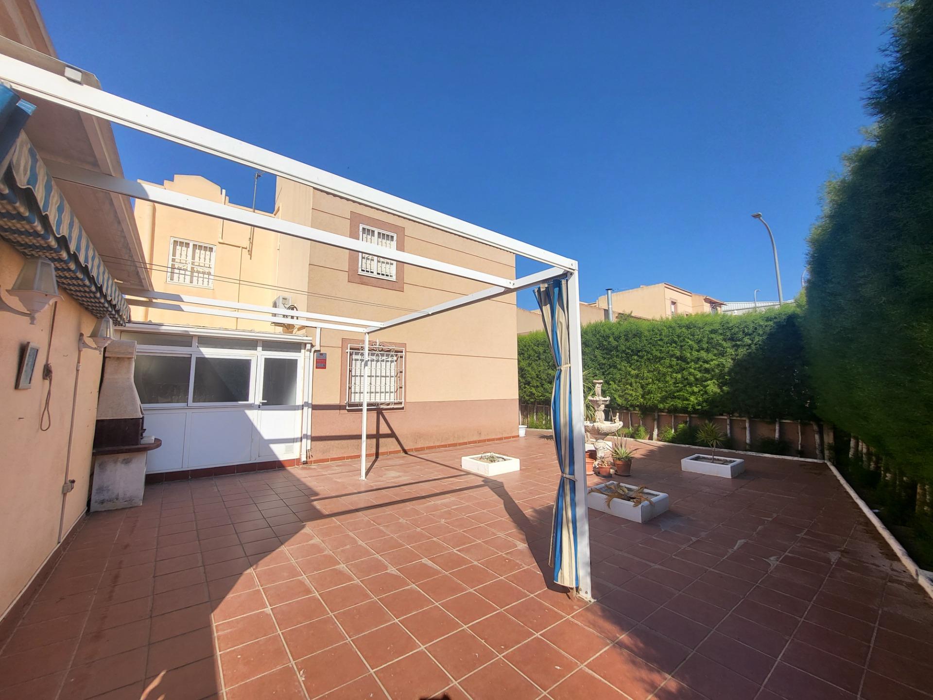 SE VENDE DUPLEX DE FINANCIERA DE 4 HABITACIONES EN HUERCAL DE ALMERIA