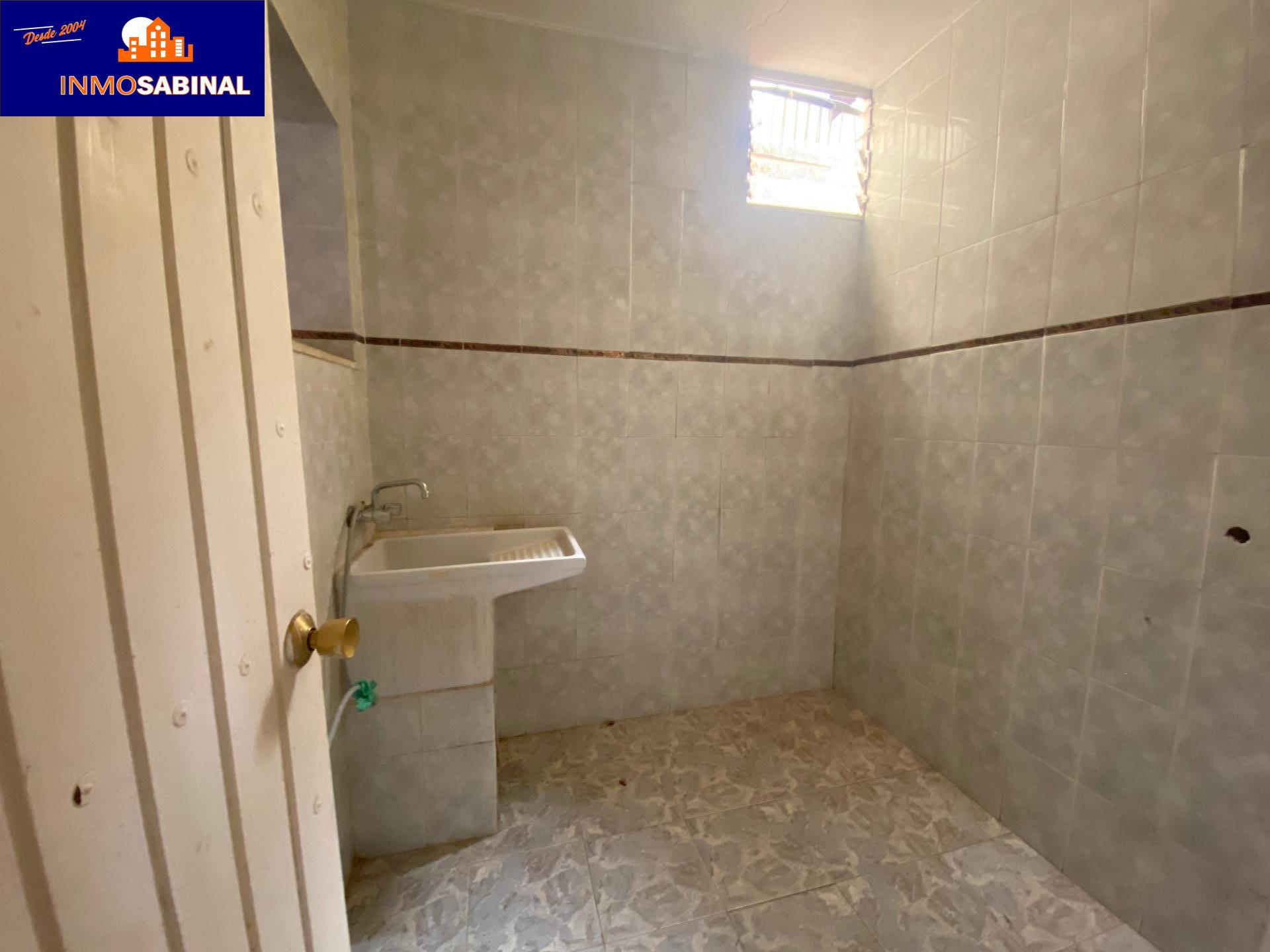 ADOSADO EN EL CENTRO DE LA MOJONERA