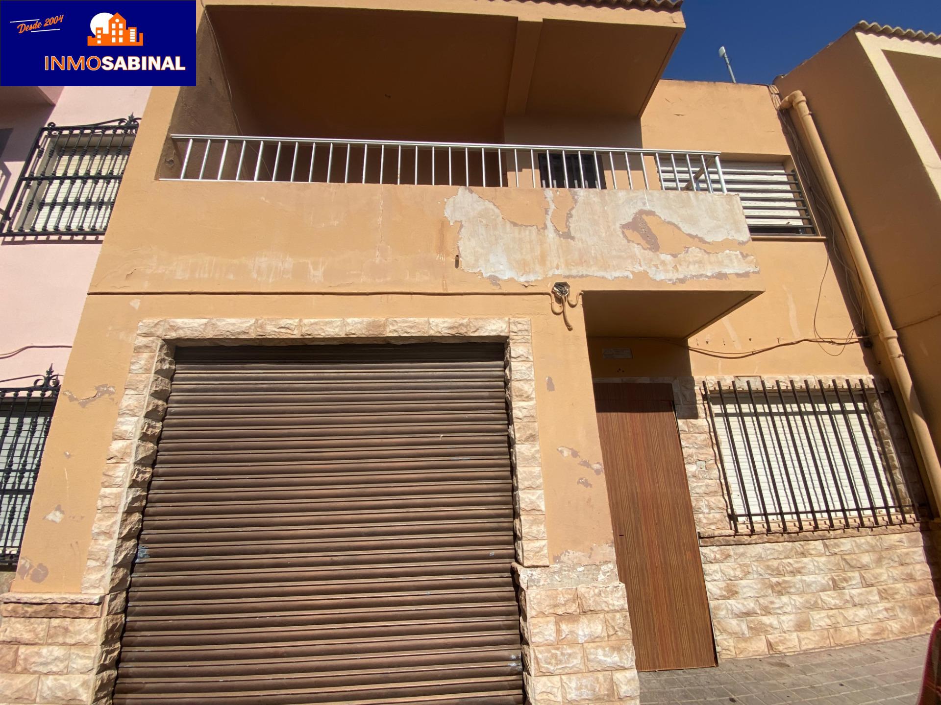 ADOSADO EN EL CENTRO DE LA MOJONERA