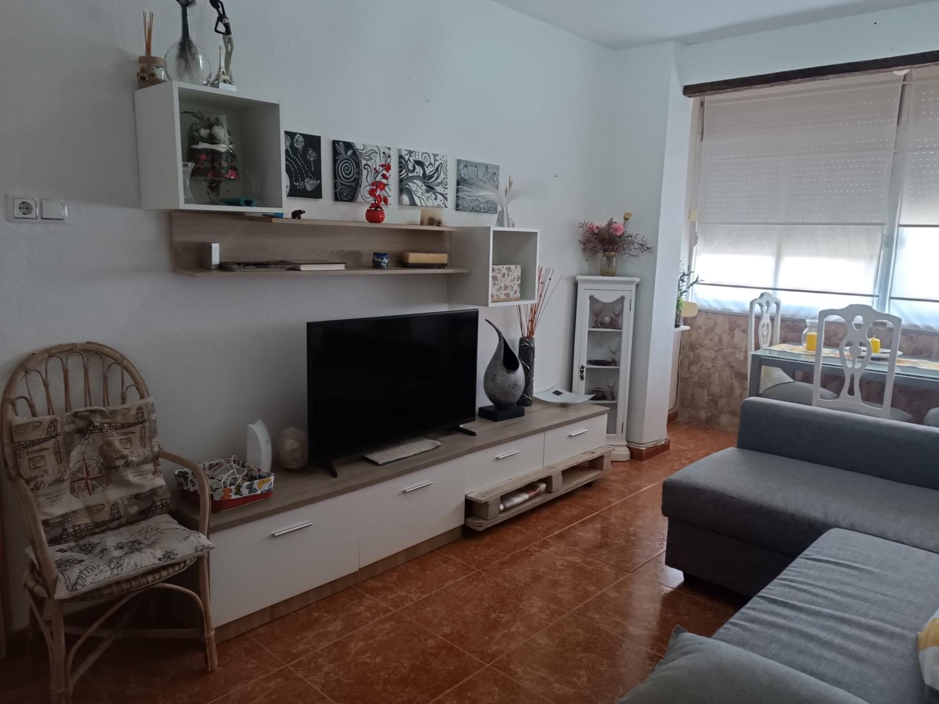 SE ALQUILA UNA HABITACIÓN TEMPORADA ESCOLAR EN ZONA ALCAMPO.