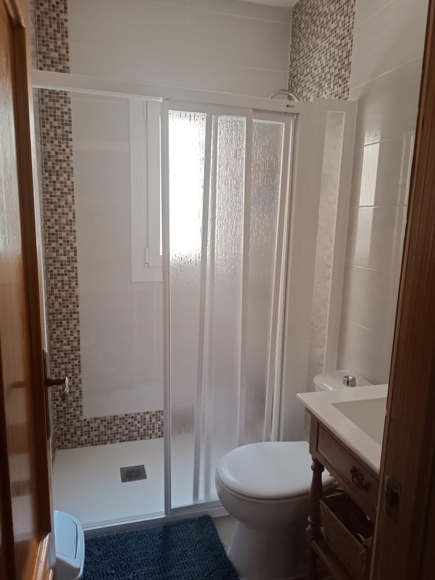 SE ALQUILA UNA HABITACIÓN TEMPORADA ESCOLAR EN ZONA ALCAMPO.