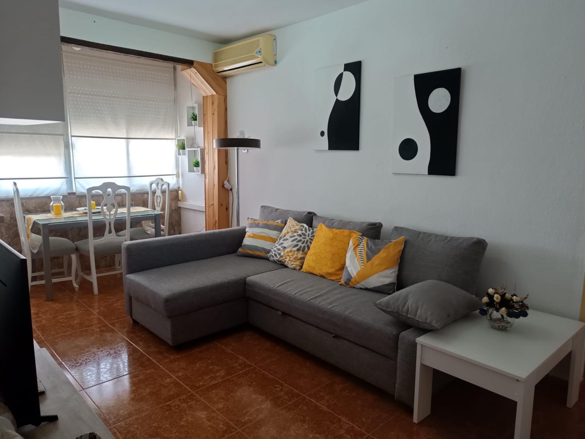 SE ALQUILA UNA HABITACIÓN TEMPORADA ESCOLAR EN ZONA ALCAMPO.