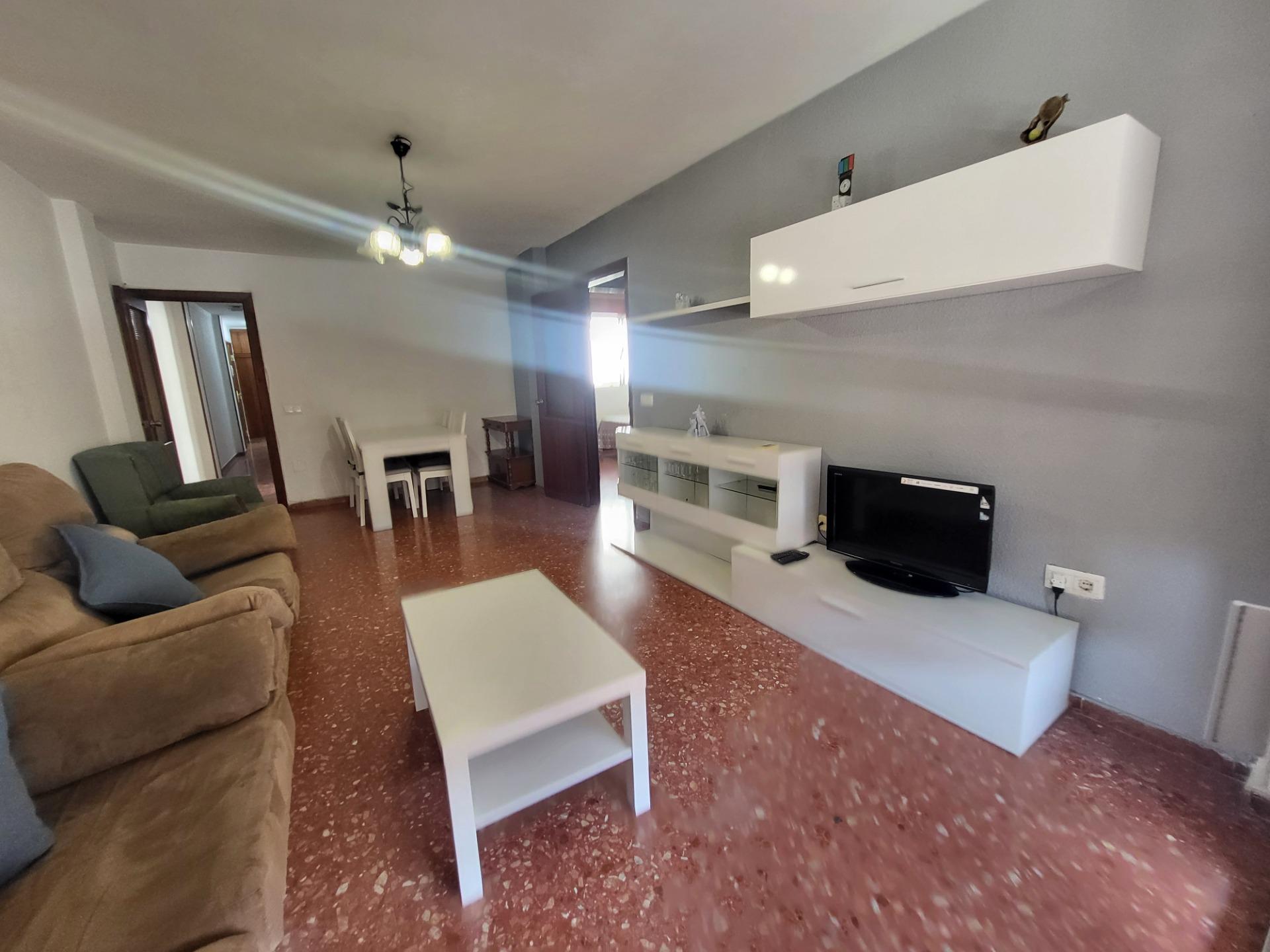 SE ALQUILA PISO DE 4 HABITACIONES PARA ESTUDIANTES