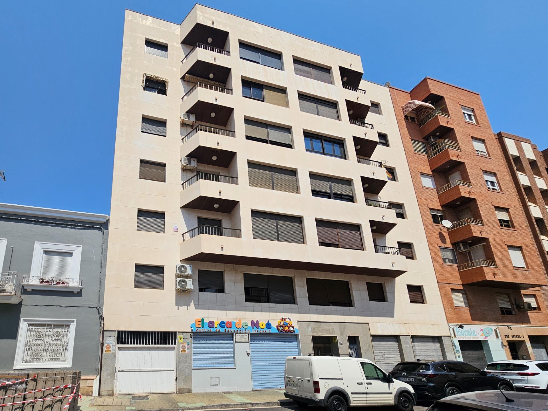 ¡ESTUDIANTES Y PROFESORES! Piso de 4 dormitorios junto a la Rambla para el curso 2025-2026. 250 € por habitación.