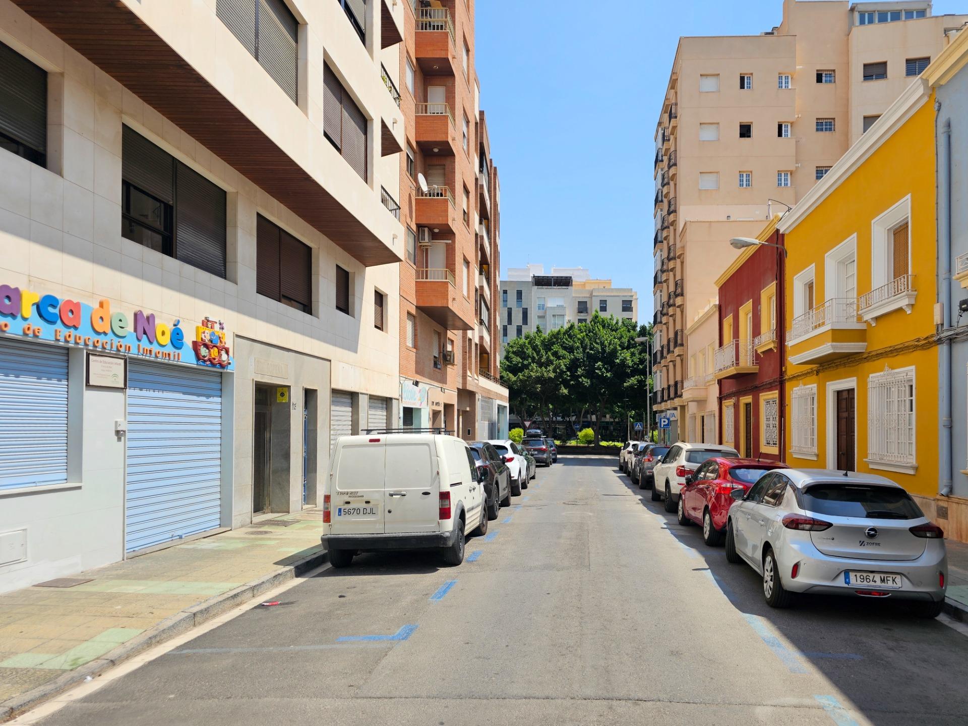 ¡ESTUDIANTES Y PROFESORES! Piso de 4 dormitorios junto a la Rambla para el curso 2025-2026. 250 € por habitación.