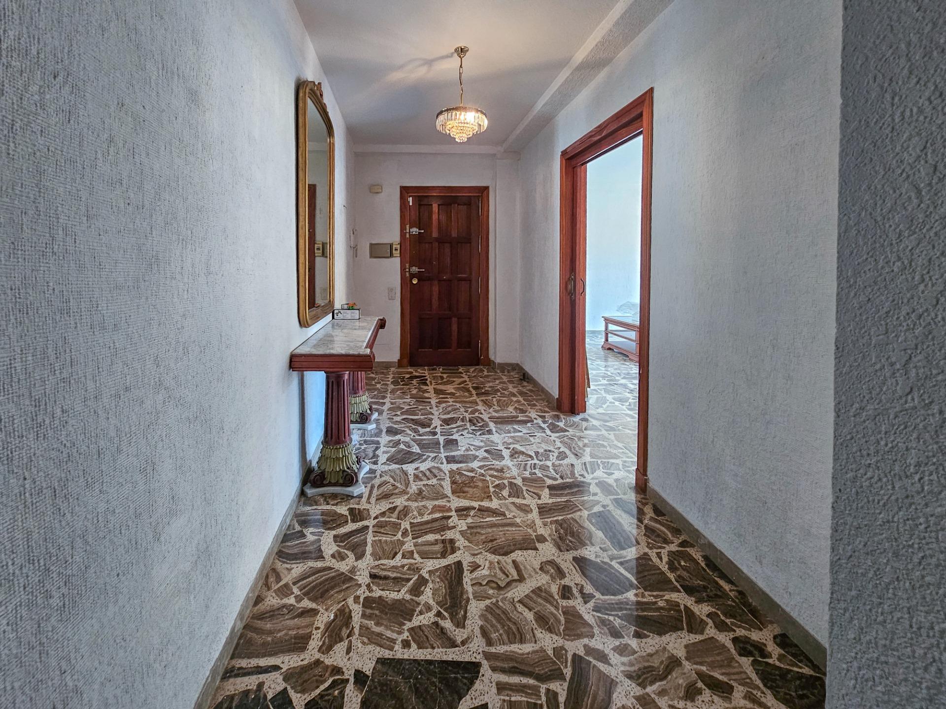 ¡ESTUDIANTES Y PROFESORES! Piso de 4 dormitorios junto a la Rambla para el curso 2025-2026. 250 € por habitación.