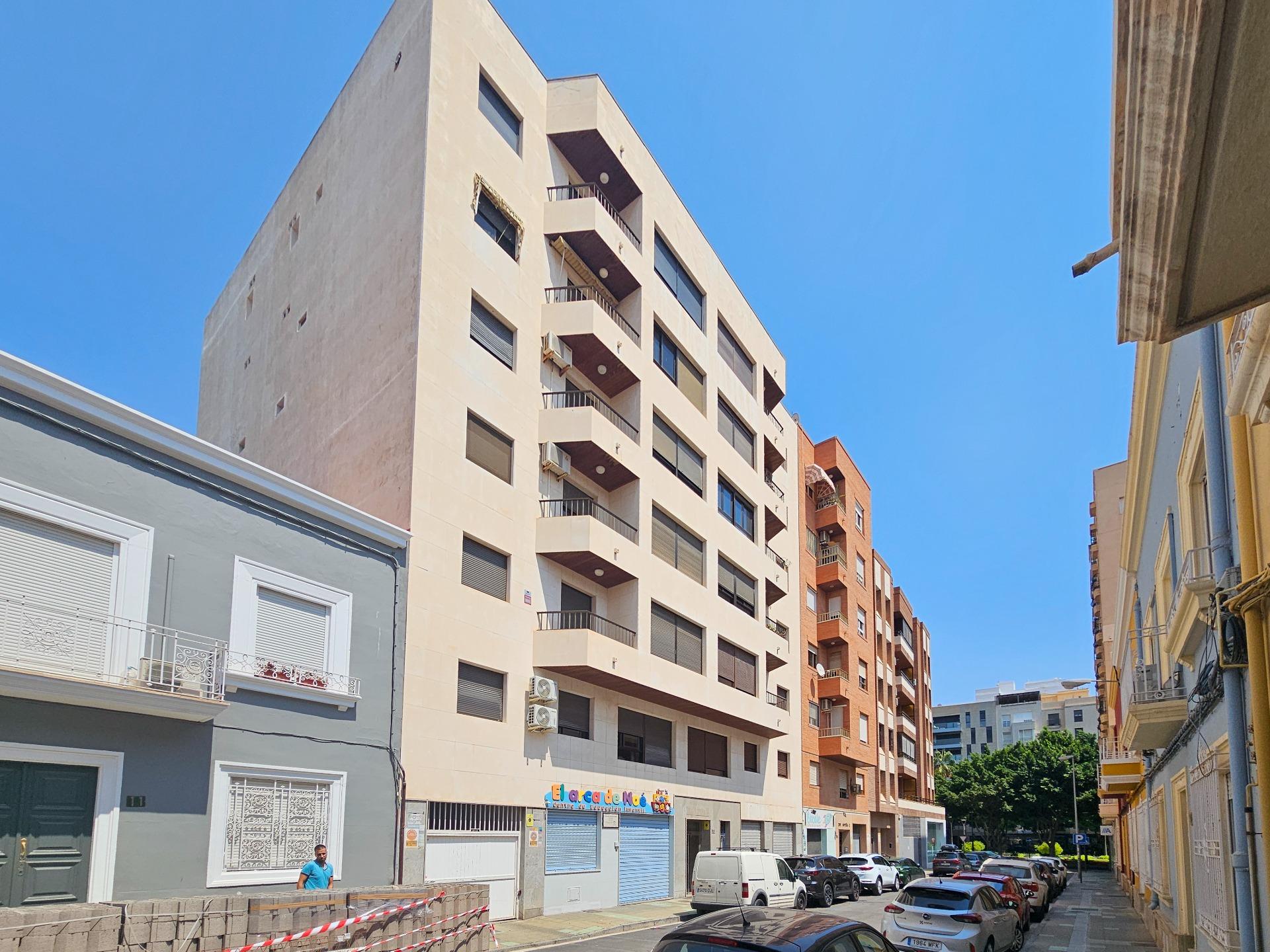 ¡ESTUDIANTES Y PROFESORES! Piso de 4 dormitorios junto a la Rambla para el curso 2025-2026. 250 € por habitación.