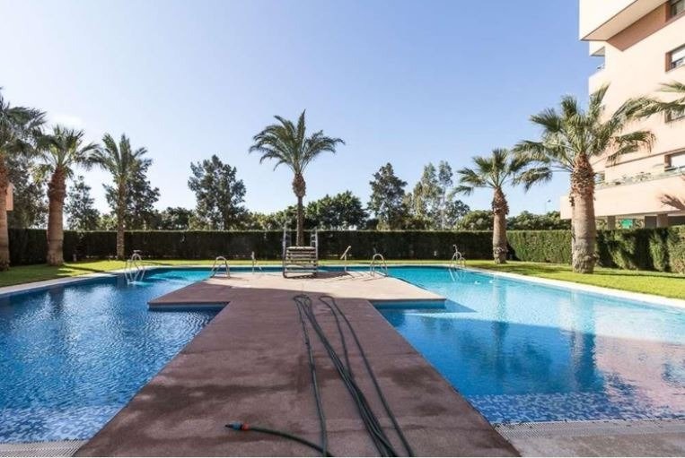ESTUPENDO PISO EN ZONA LA GOLETA DISPONIBLE A PARTIR DE SEPTIEMBRE PARA LARGA TEMPORADA